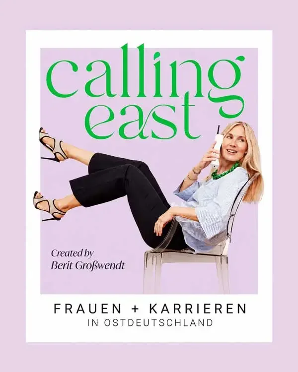 Buchcover mit einer lachenden Frau, die auf einem Stuhl sitzt und ein Handy hält. Titel: "calling east", Untertitel: "Frauen + Karrieren in Ostdeutschland". Created by Berit Großwendt.