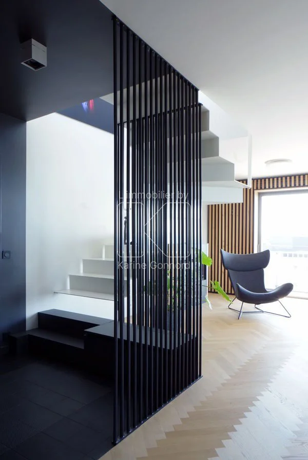 2 Entrée - escalier - pièce à vivre.jpeg