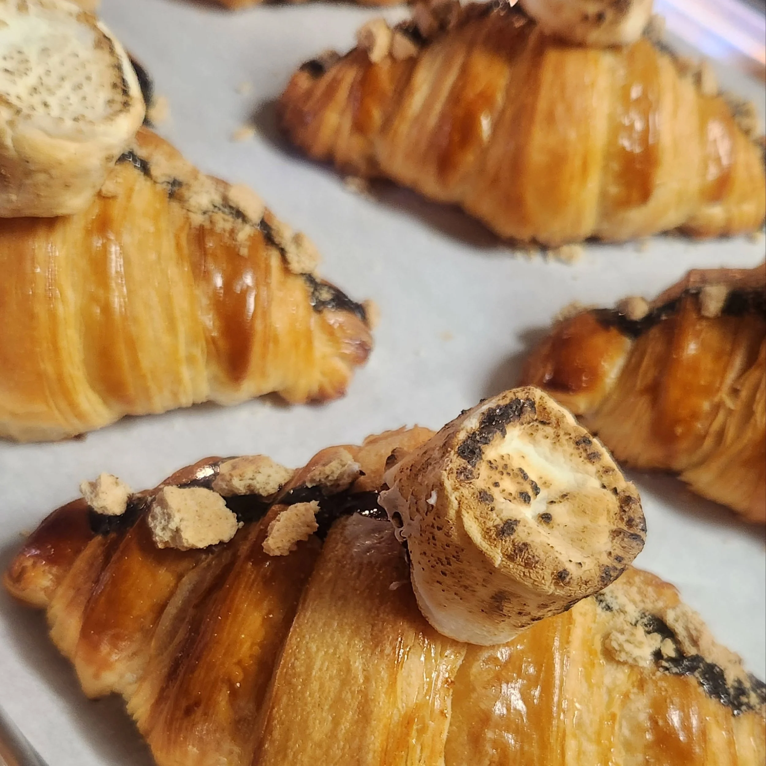 S'more stuffed croissants 🥴 Gooey chocolate and marshmallow fluff inside, toasted marshmallow and graham cracker crumble just cuz 

#bakery #bakedgoods #bread #croissants #pastry