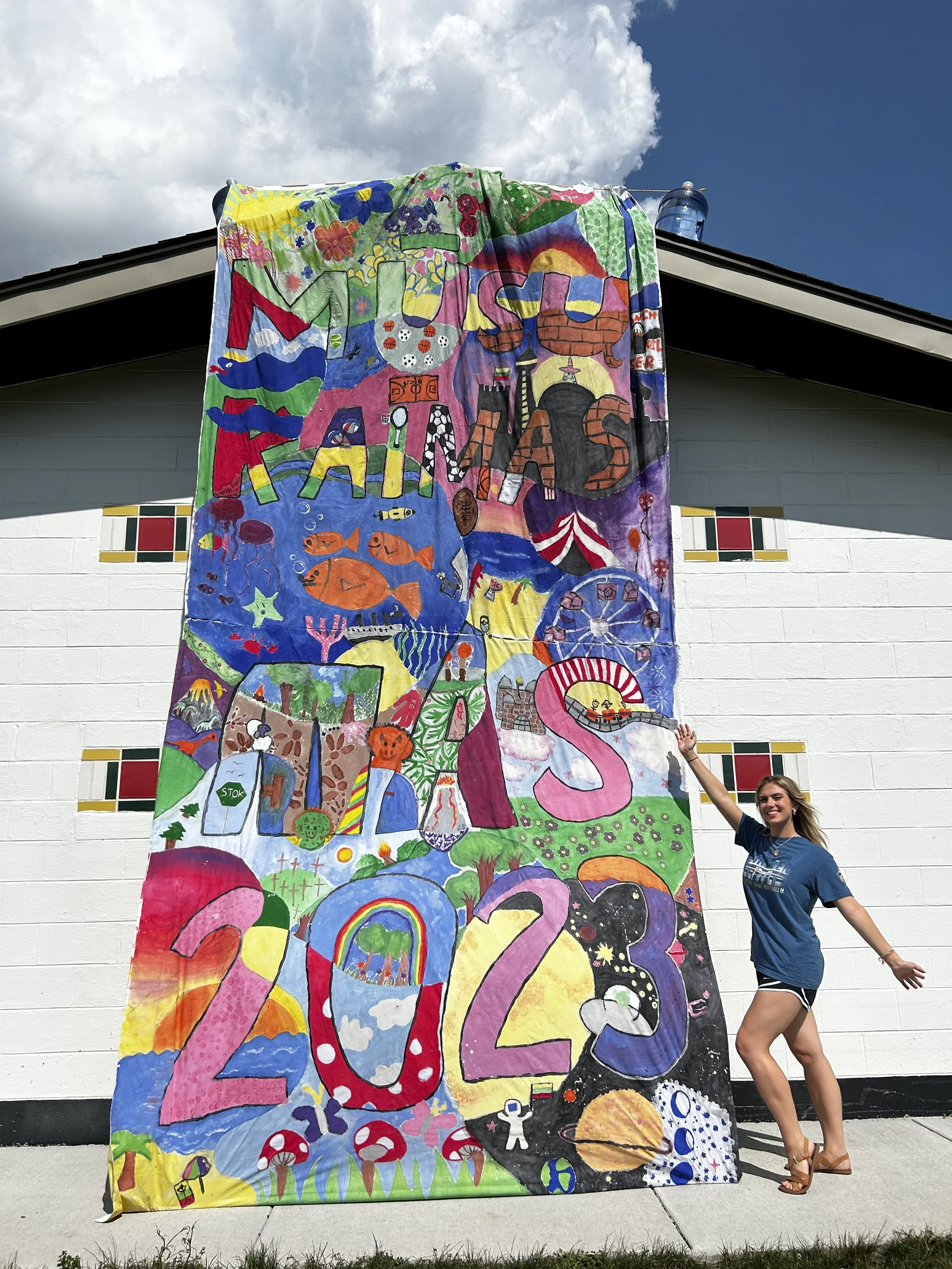 Recently, I have worked as a counselor during MAS at Dainava Camp in Michigan, where I would lead art club. Pictured is the final project made by the campers.
-------------------------------------------------------Neseniai dirbau vadove Moksleivių At