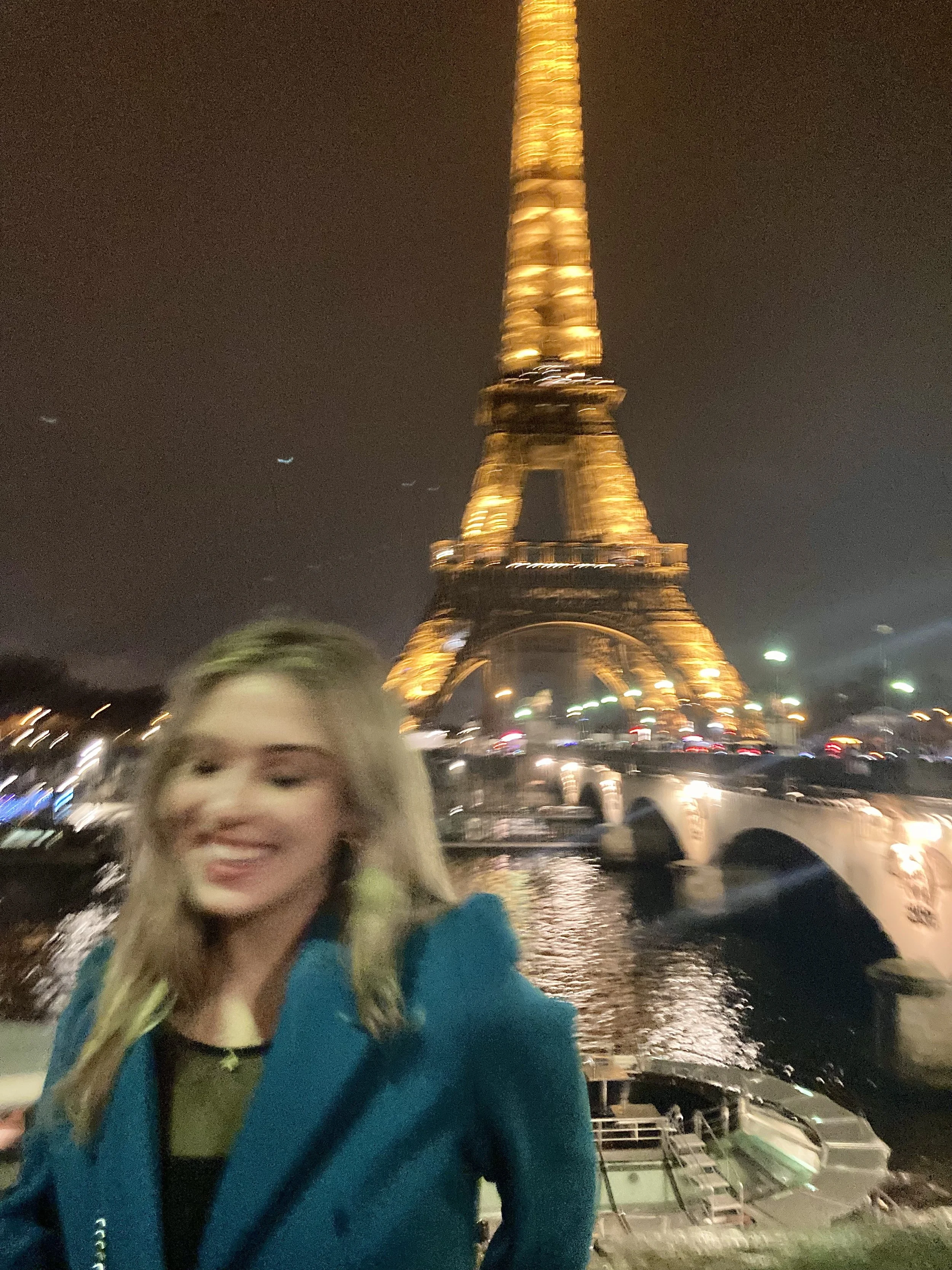 I studied abroad in Paris for one semester during college, and it reinforced my love for traveling and experiencing new cultures.
-------------------------------------------------------Vieną semestrą studijavau Paryžiuje per universitetą, ir gyvenima
