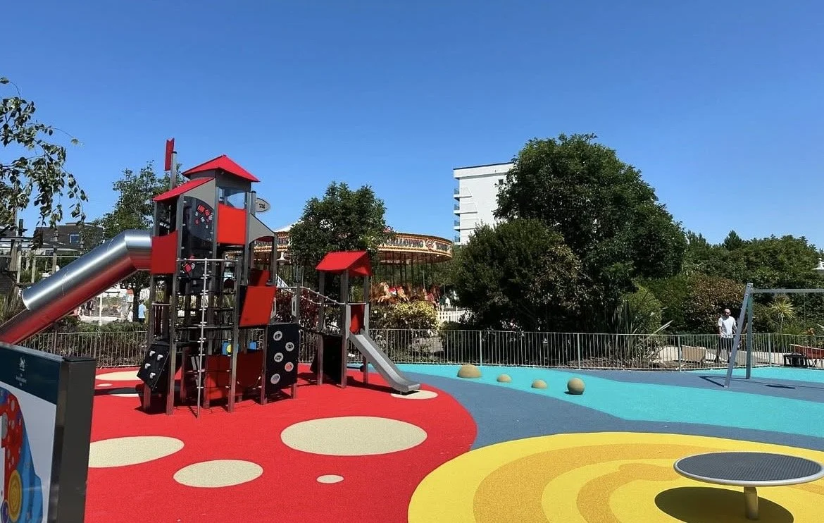best playground installation near me, site work, contractor, expertly installed, beautiful design, reliable contractor, quick and amazing result. Essex, south east England, London, Kent hertforshire, near me