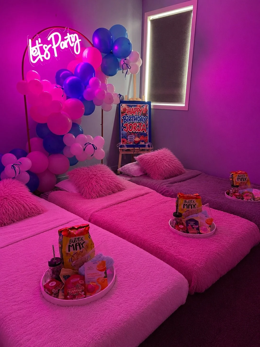 Your next sleepover party just got a whole lot cooler! 

The ultimate sleepover setup for kids and teens (ages 8+). 💤🎀

🛏️ Comfy mattresses + themed bedding
🎈 Balloon garland + neon light
✨ Custom signage
🍿 Snack tray + party activity
📽️ Mini p