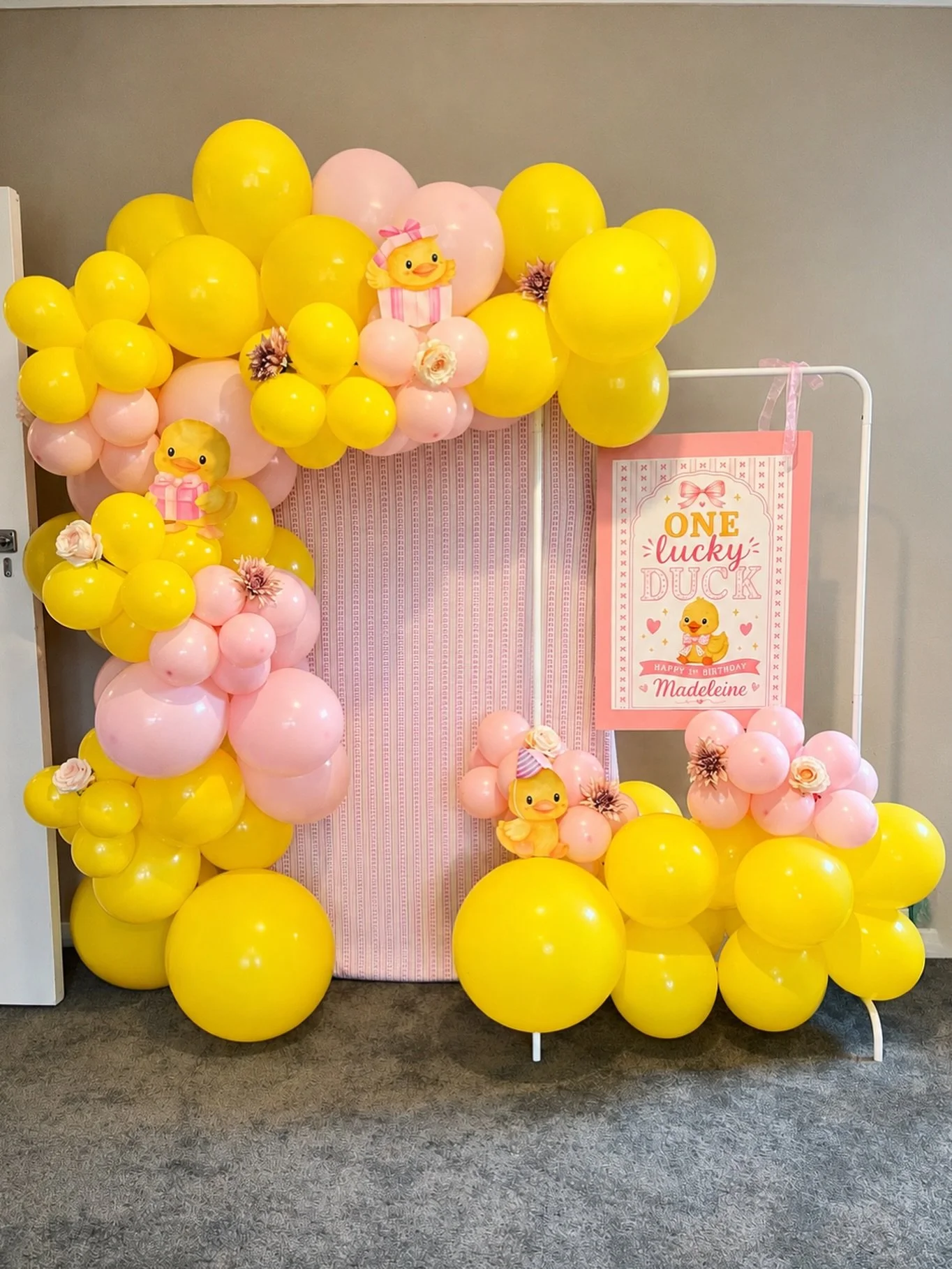 ONE LUCKY DUCK 🦆✨

A gorgeous setup featuring our single arch backdrop with custom fabric + balloon garland, mini cardboard cutouts, florals, and custom signage on a metal frame. 💛