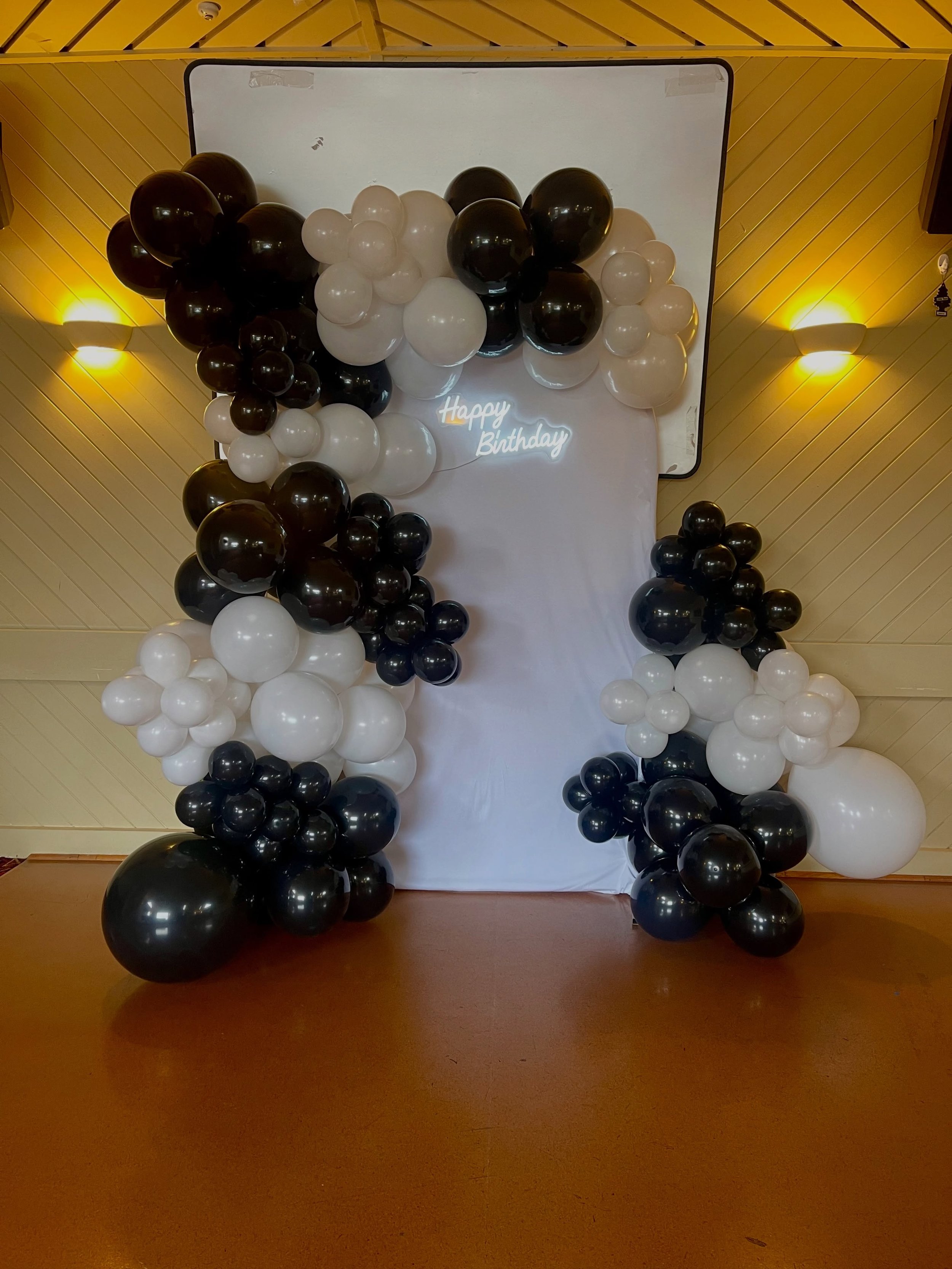 We loved setting up this birthday backdrop at Willow Park Tavern&hellip; and honestly, what a great little party room! 🖤🤍

It&rsquo;s the perfect size for a smaller group, with its own bar, tables, dance floor, private entrance and parking out the 