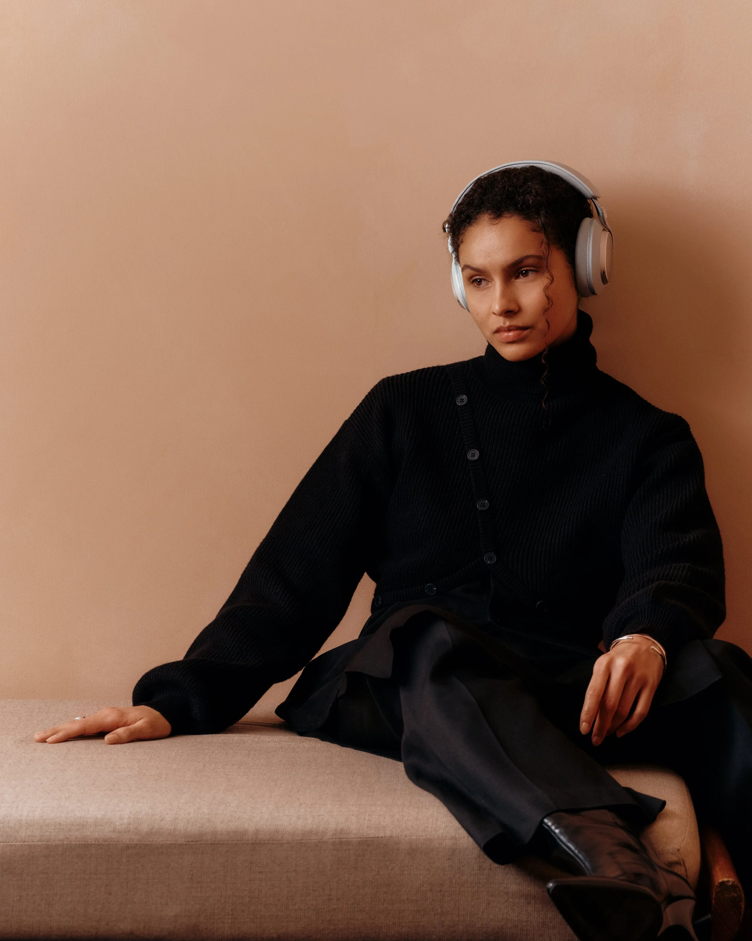 26_01_21_Bowers&Wilkins_Px8_PearlBlue_Female_186.jpeg