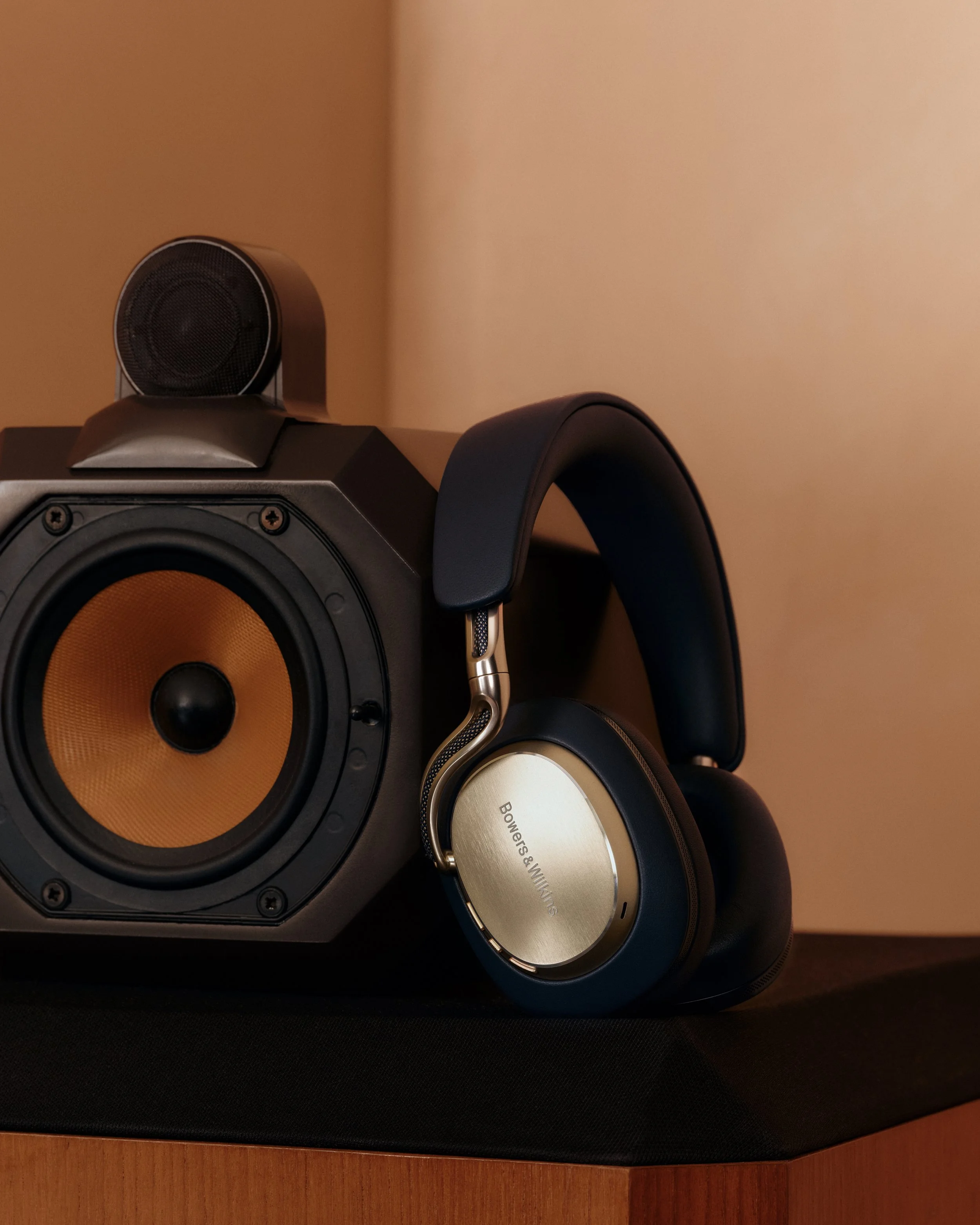 26_01_21_Bowers&Wilkins_Px8_MidnightBlue_StillLife_002.jpeg