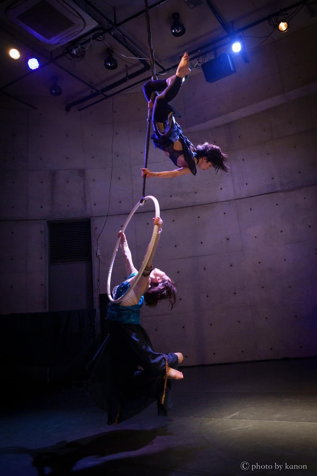 Scene from Whale in the Deep Sea, an interdisciplinary performance by Tokyo Dolores combining aerial movement, visual imagery, and contemporary dance. The work explores isolation and the search for connection in contemporary society.