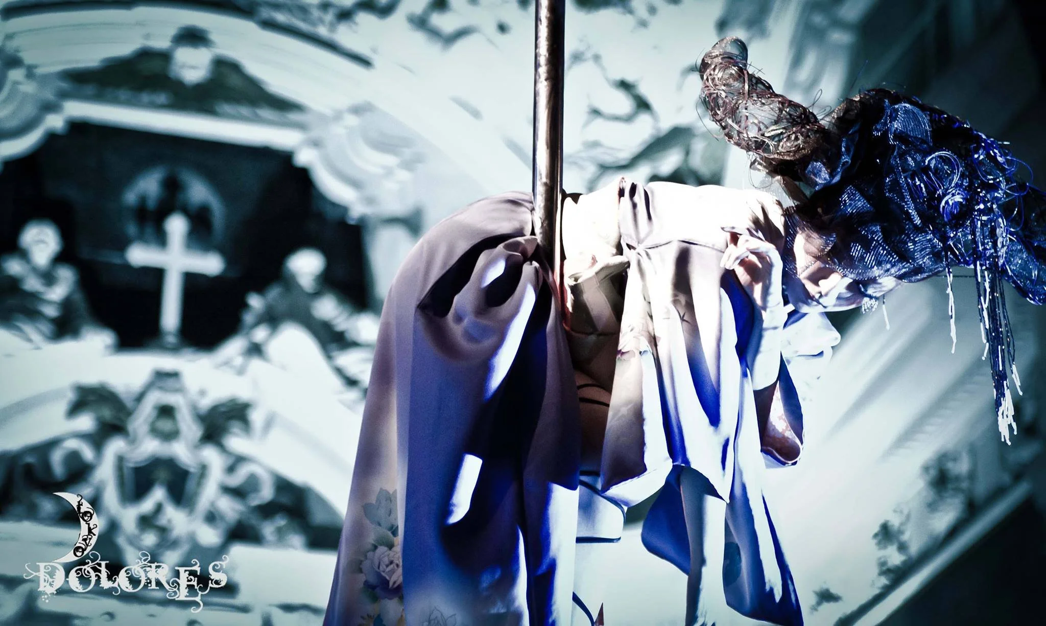 ene from a Tokyo Dolores performance presented at Lucca Comics & Games. The work blends Japanese visual aesthetics, physical theatre, and contemporary performance art.