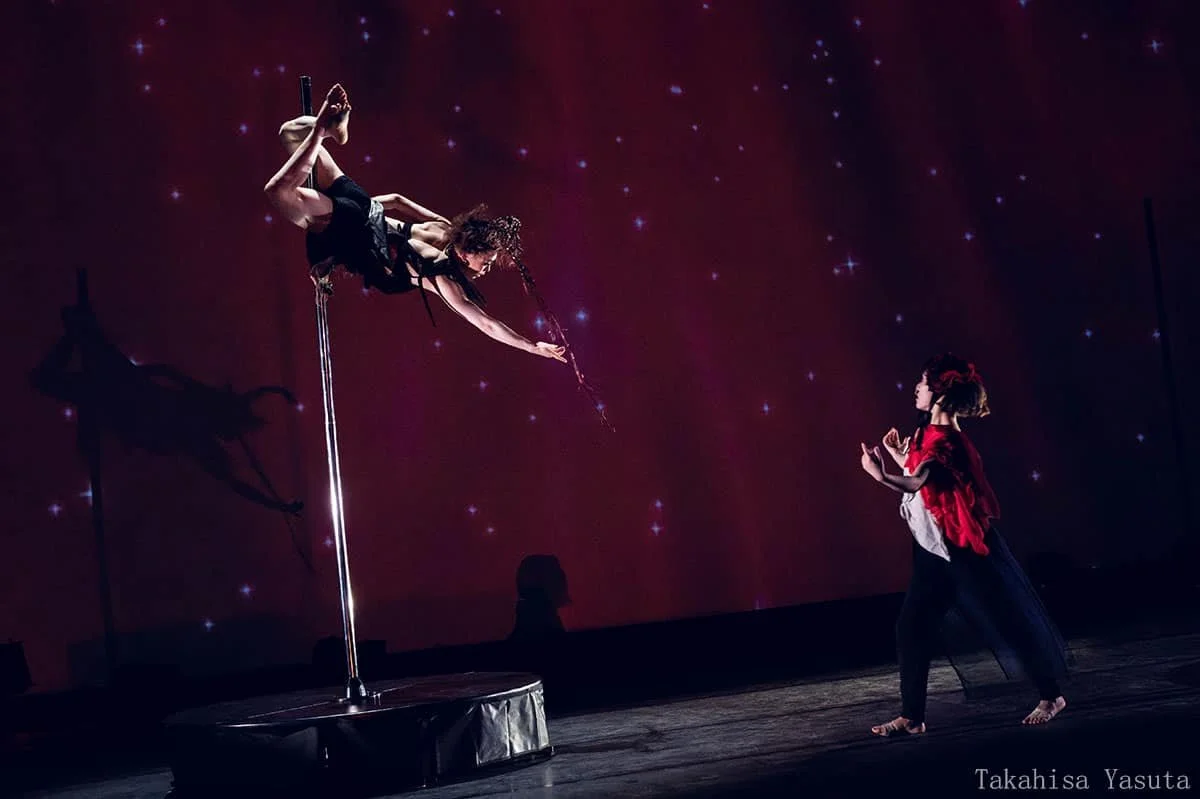 Scene from Akazukin, a physical theatre work by Tokyo Dolores exploring distortion, isolation, and the psychological tensions of contemporary society through movement and visual imagery.