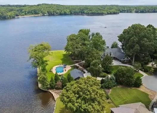 Home Around Lake Peachtree, GA