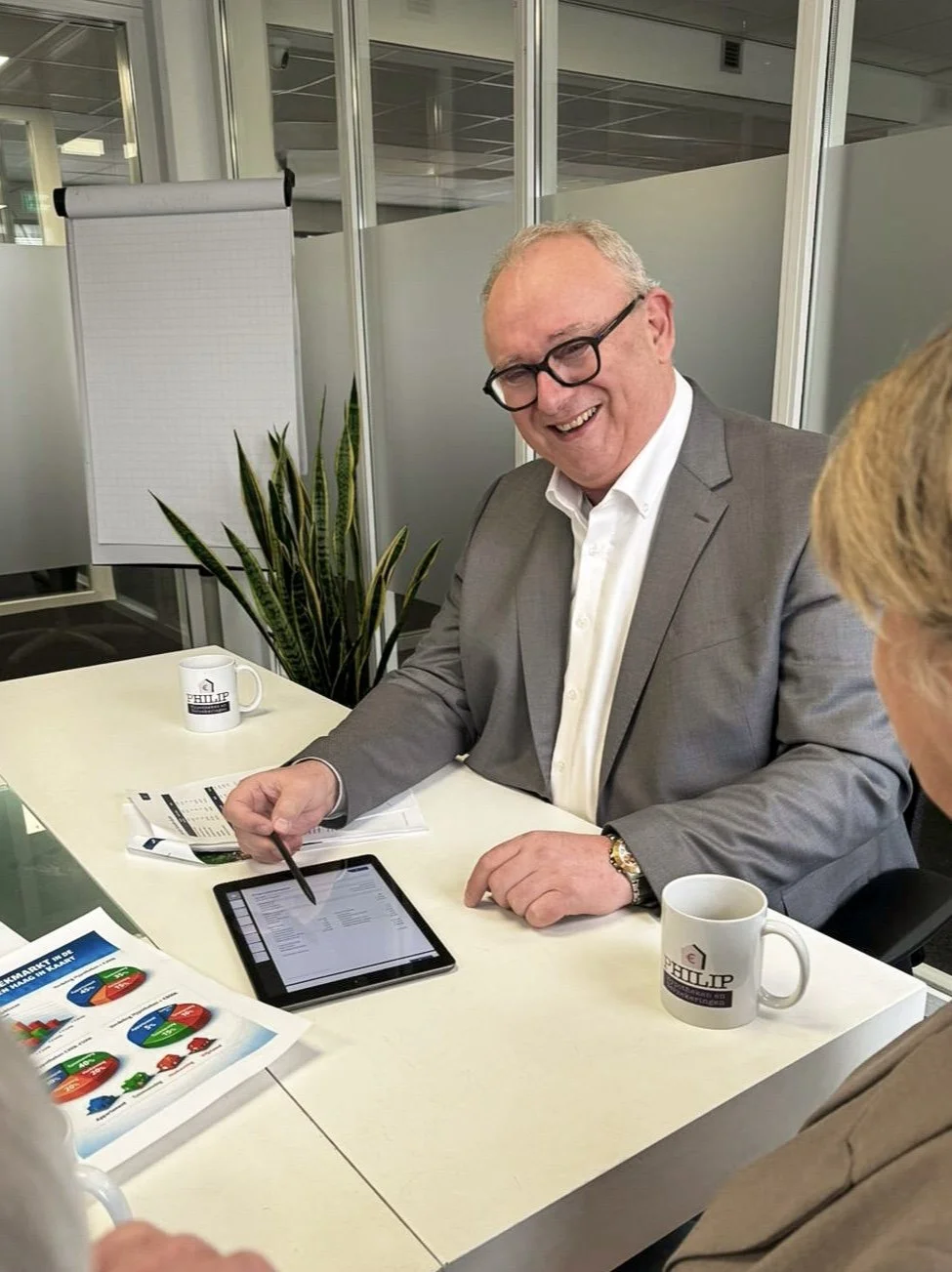 Philip zit aan tafel en laat een berekening zien op een tablet.