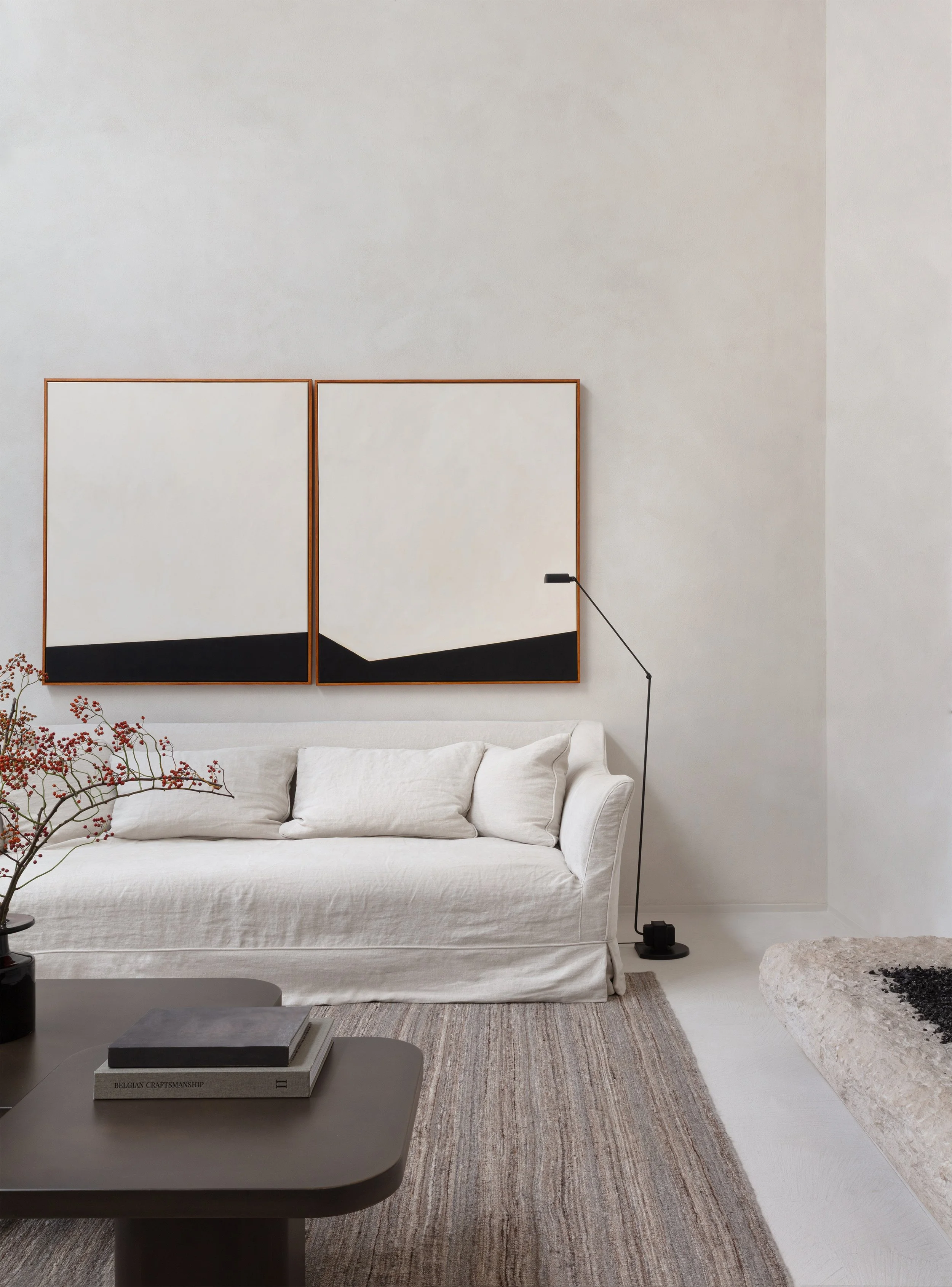 Professionele interieurfotografie van een moderne woonkamer in zachte beige, witte en zwarte tinten.