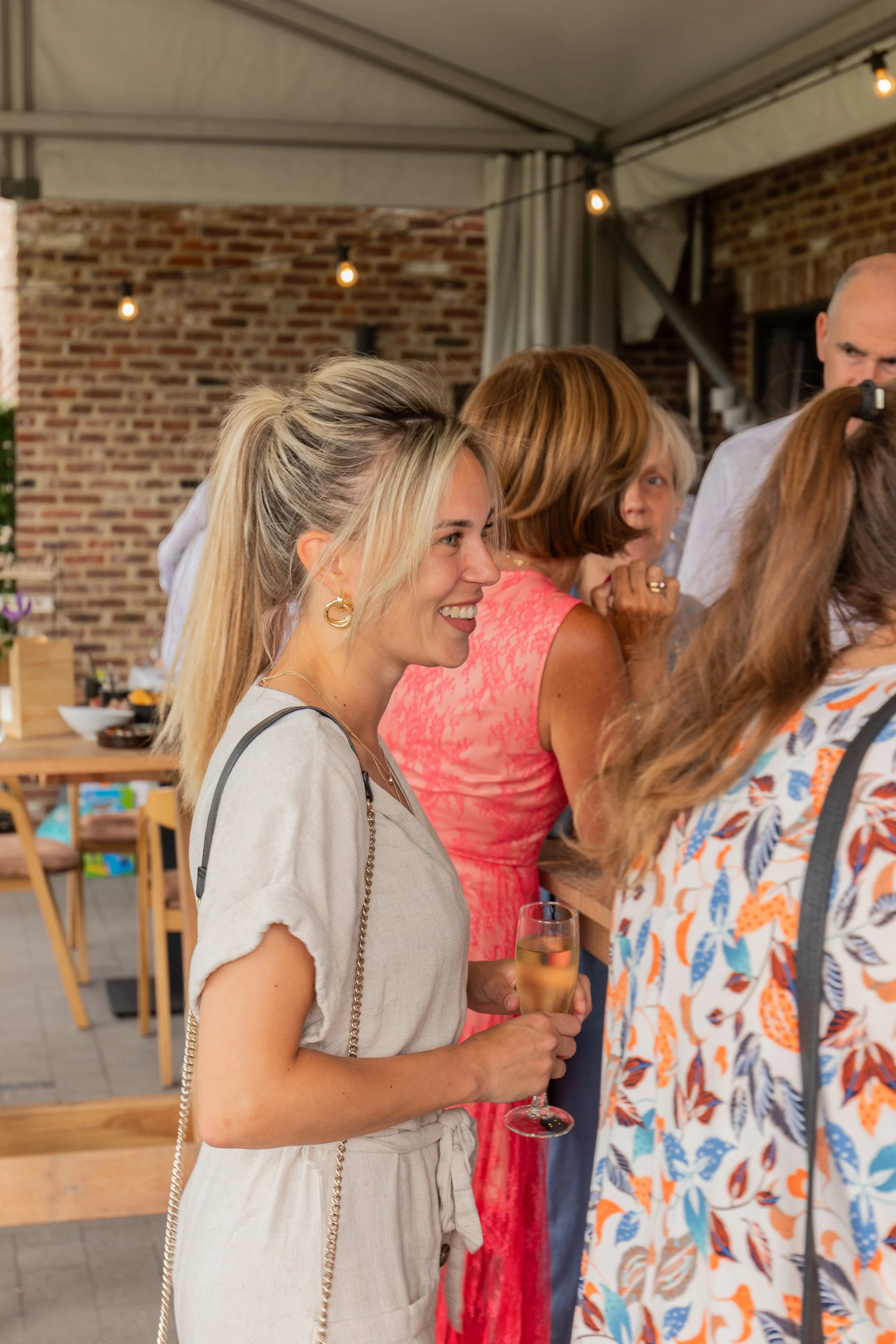Gasten genieten samen van een drankje tijdens een sfeervol familiefeest.