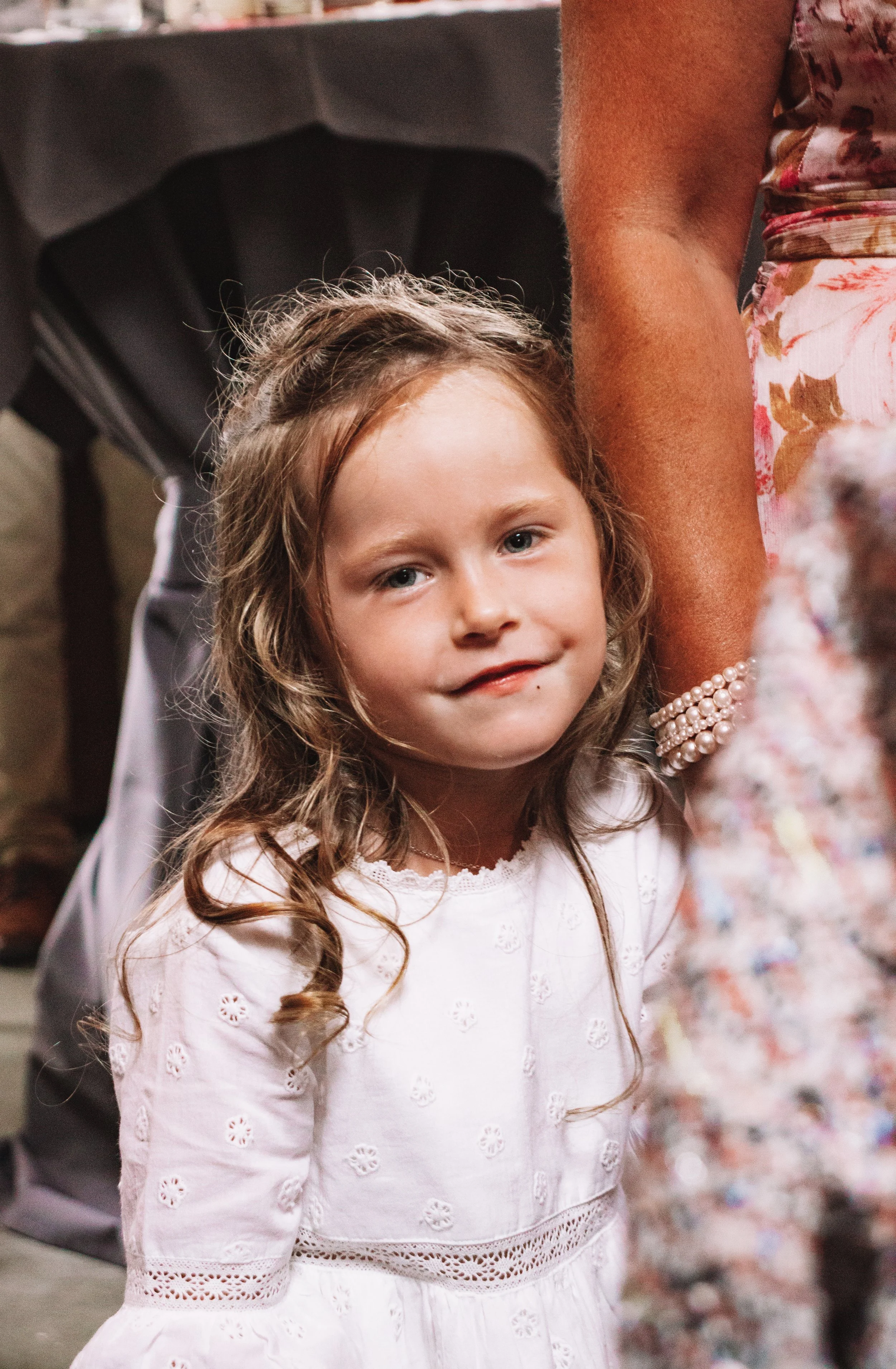 Gasten praten en lachen samen tijdens een gezellig familiefeest in de buitenlucht.
