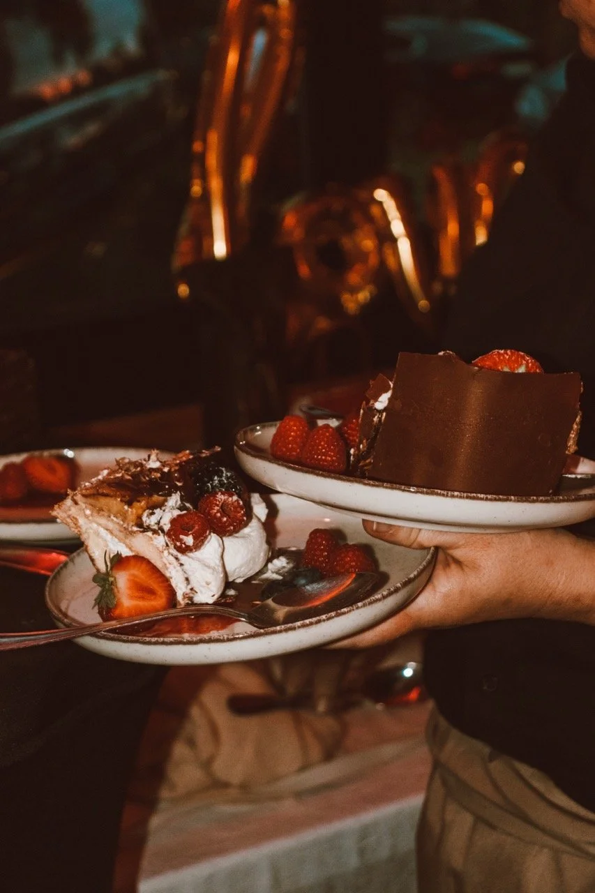 Borden met chocoladetaart en fruitdessert worden geserveerd tijdens een familiefeest.
