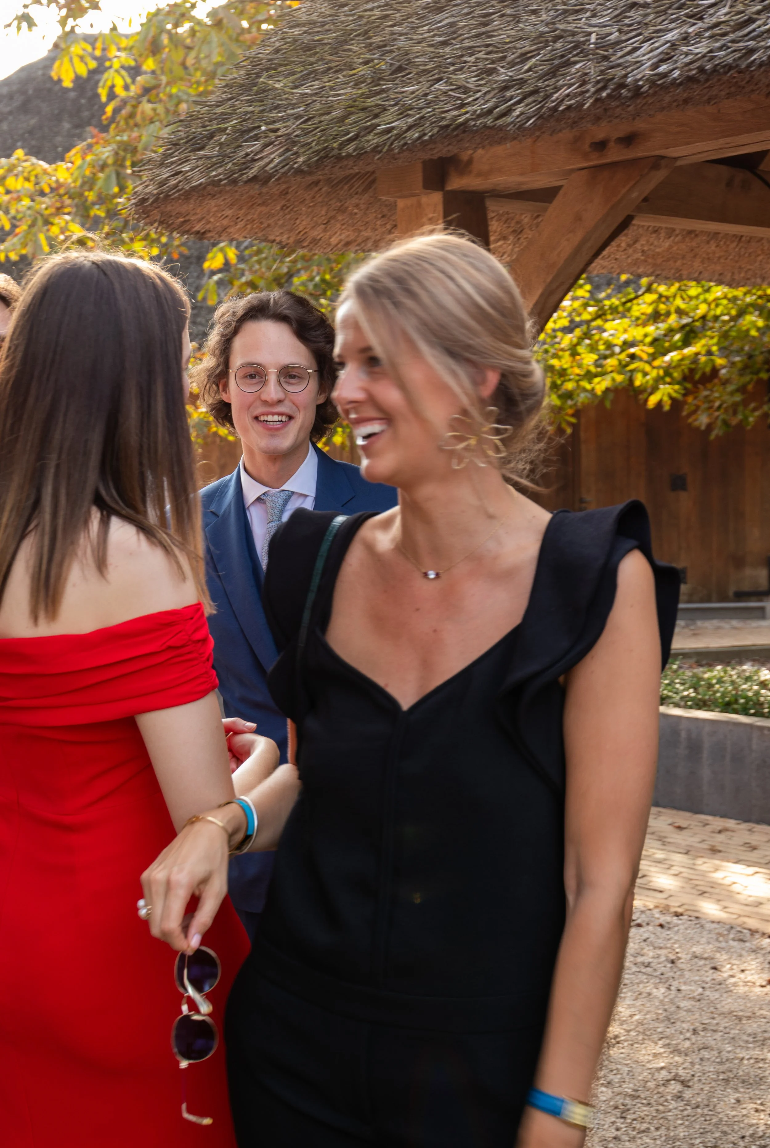 Gasten praten en lachen samen tijdens een sfeervol buitenevenement.