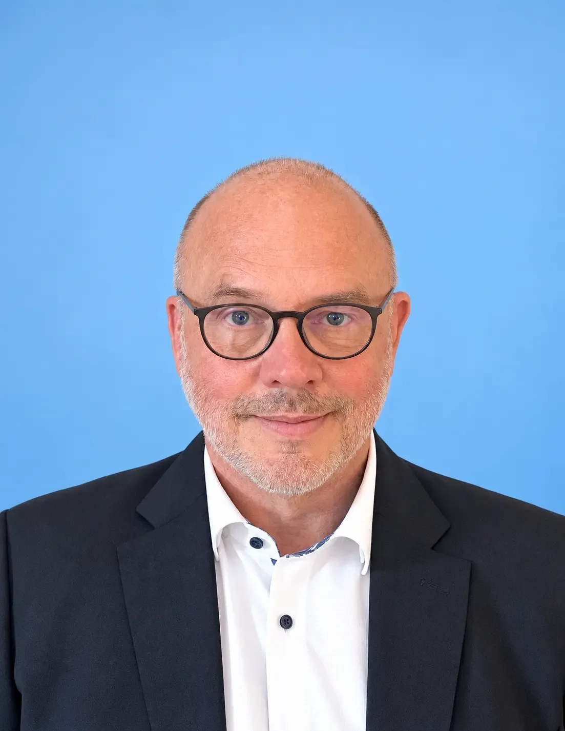 A formal profile picture of Simon Andrew: "The Seller's Agent" in Hermanus where he authors the Rare Erf sellers advisory and works for premium international real estate agency, Fine & Country, as an estate agent.