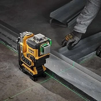 Una herramienta láser y una escuadra en una superficie de trabajo en construcción.