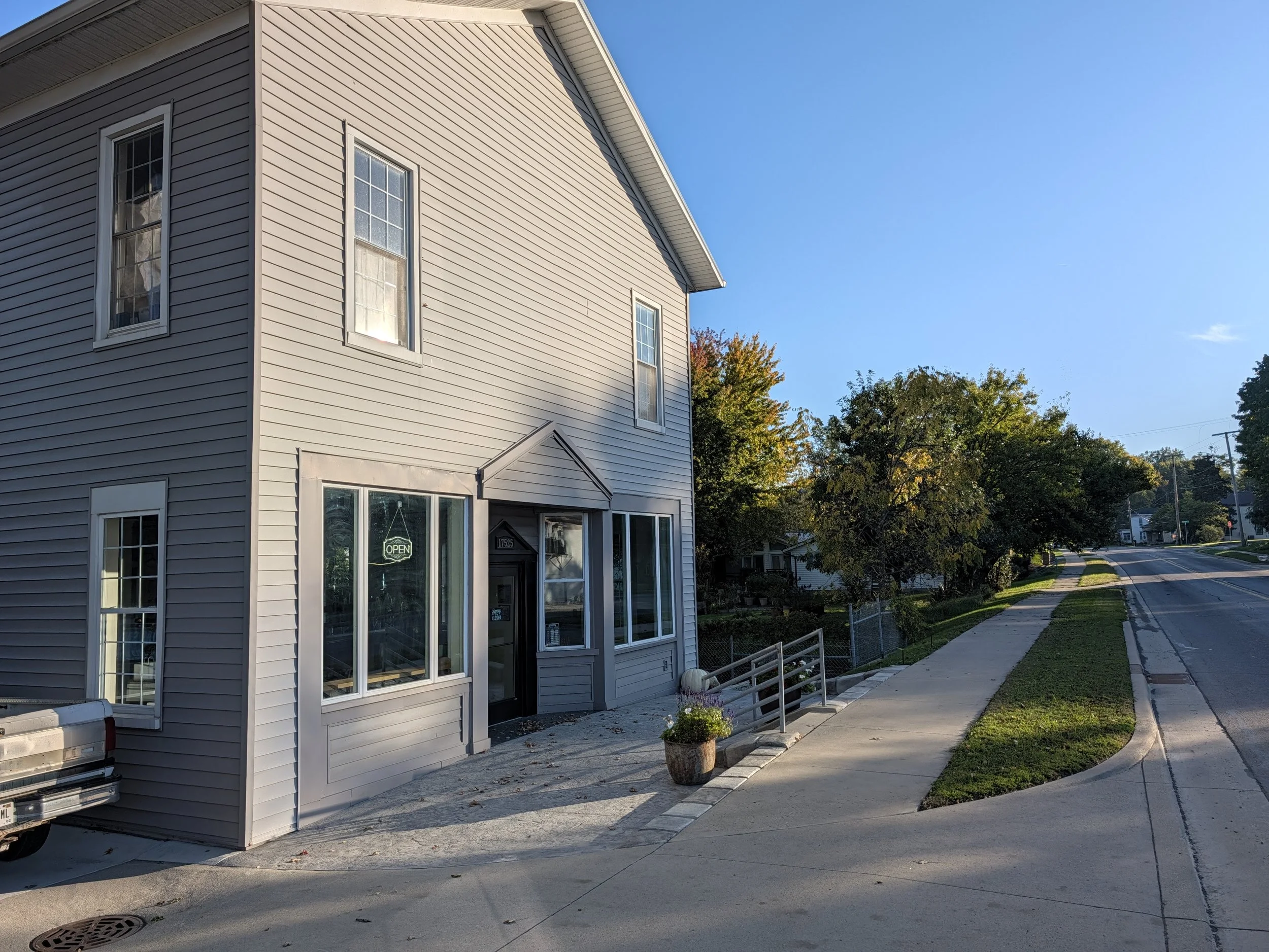 The Old Ridgeon State Road 37 just east of First Merchants Bank in Harlan.  I've had Black Cherry, Peach Cobbler, and Sea Monster all in a waffle cone.