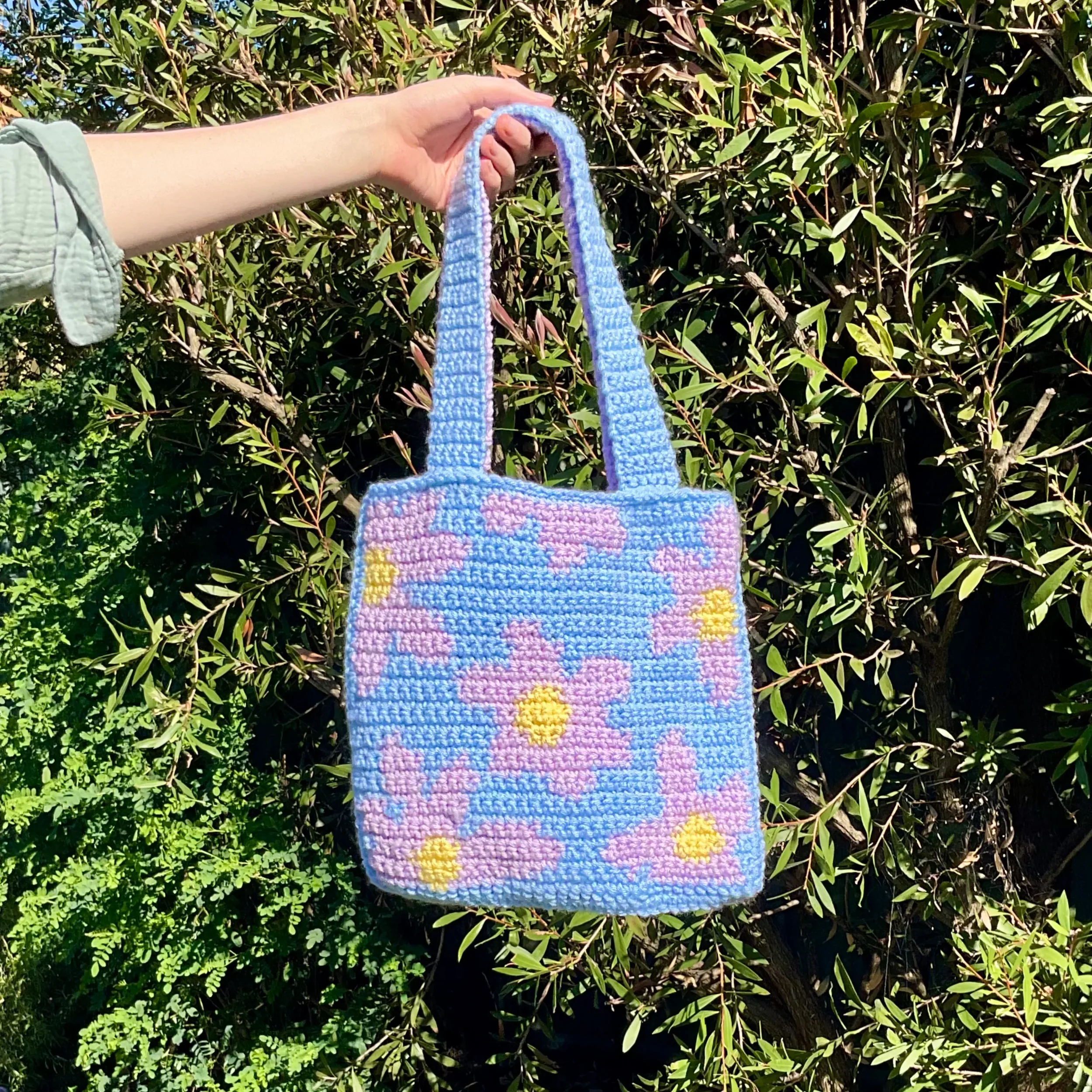 DW-Web-FlowerTote-Hand.webp