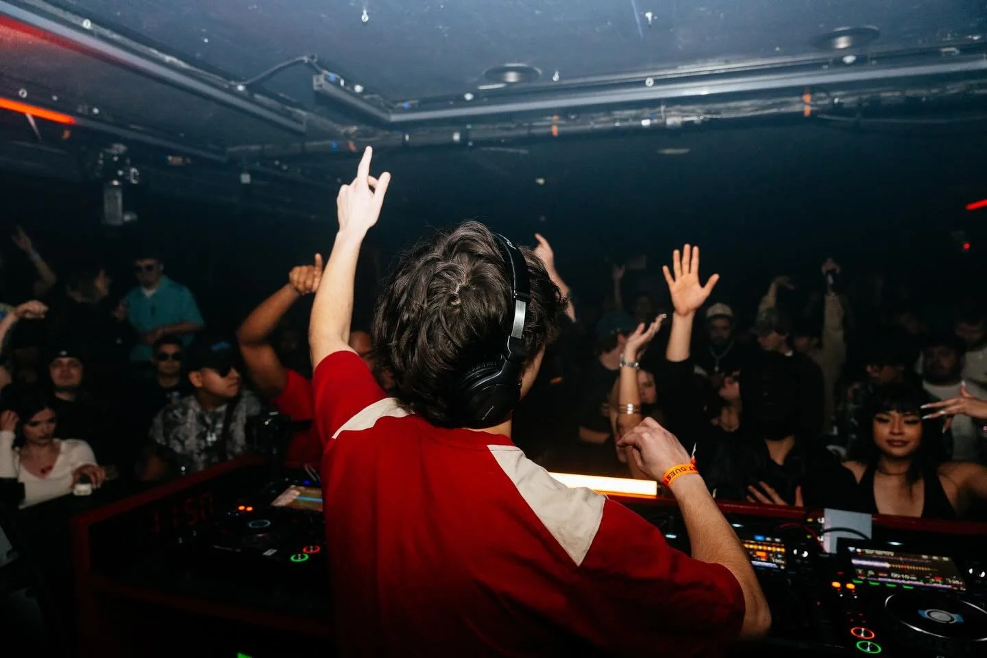 moments from ON THE HHUNT at @smokeandmirrorschicago ⛓️&zwj;💥

had so much fun this night thank you for bringing the energy ❤️&zwj;🔥 and special thanks to @__hhunter__  for having me 

🎥 @mattyyczz
