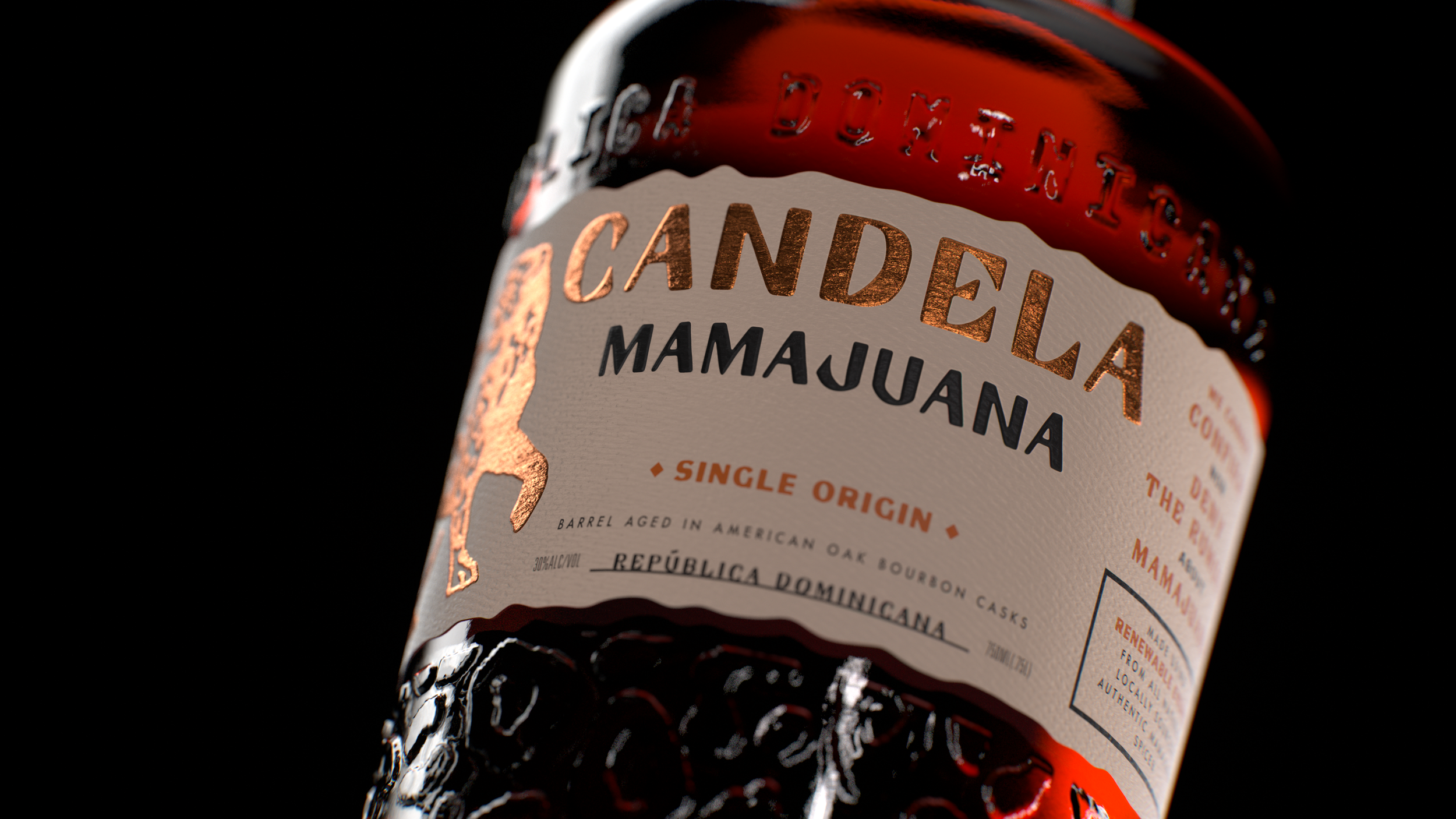 Botella de whisky con etiqueta que dice 'Candelita Mamajuana' en letras doradas y negras, fondo negro.