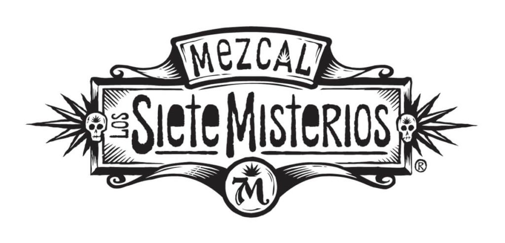 Logotipo en blanco y negro de 'Mezcal Los Siete Misterios' con decoraciones de calaveras y estrellas, y un símbolo en la parte inferior central.