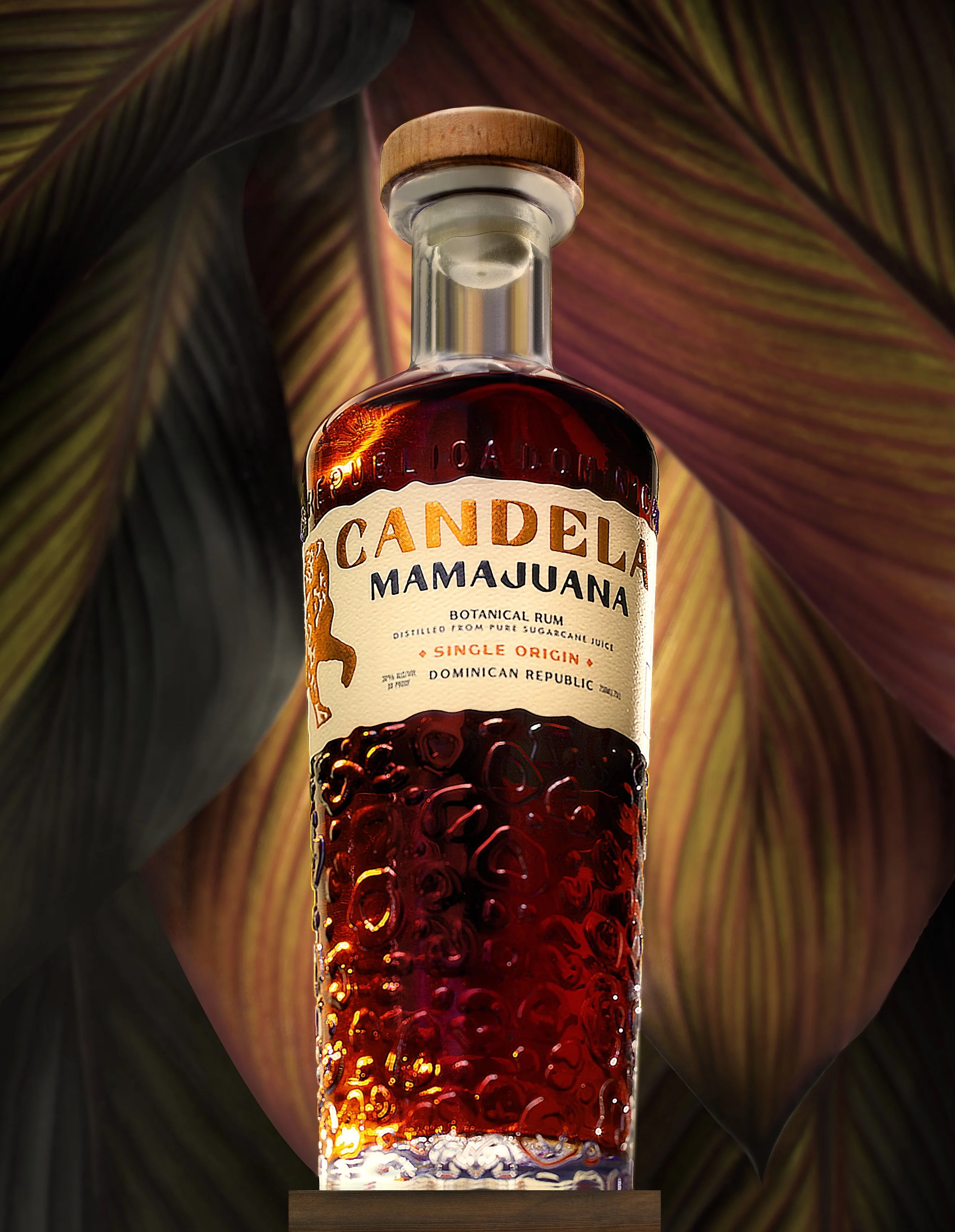Botella de ron Candelas Mamajuana con flores y hojas en el fondo.
