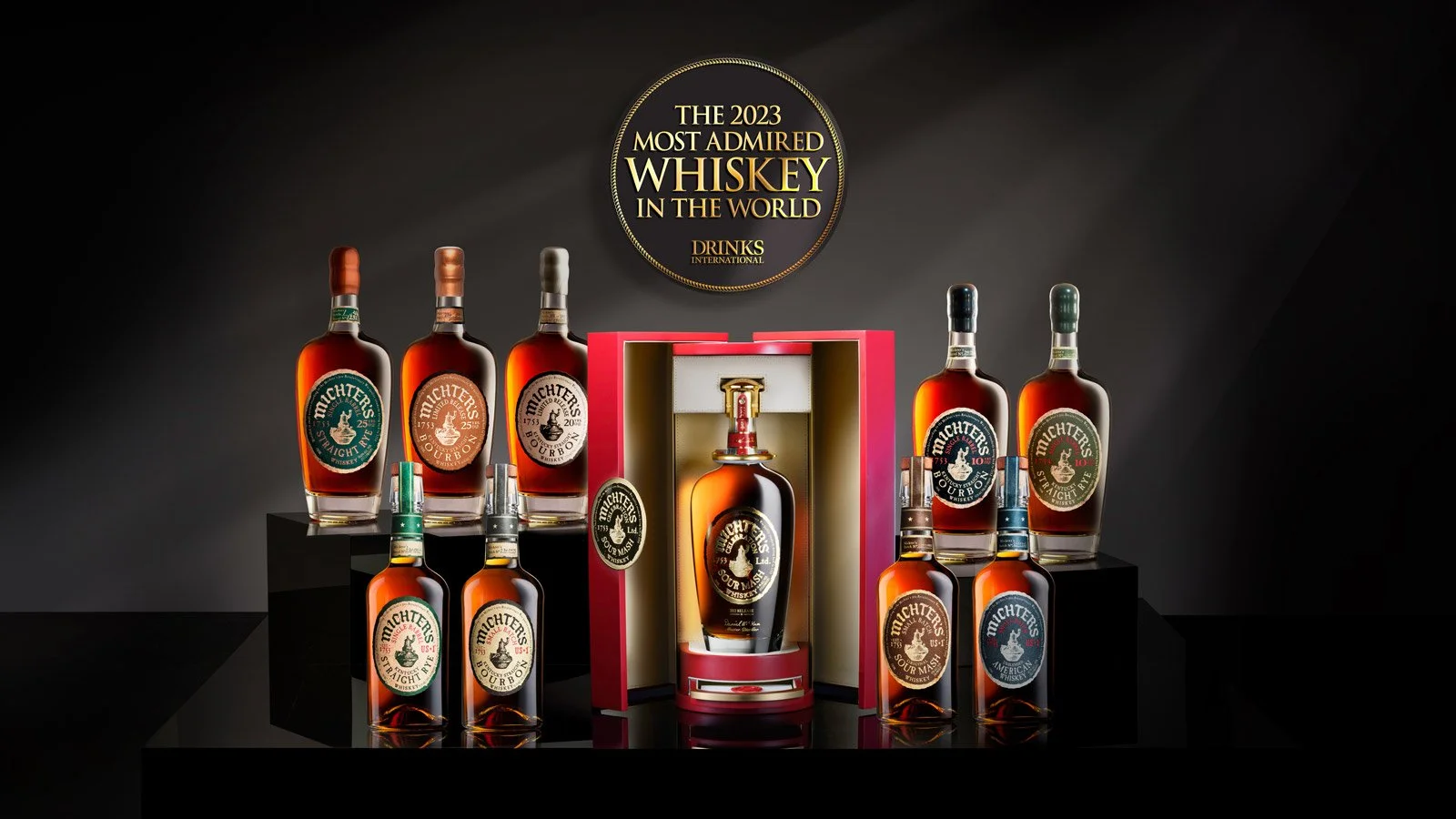 Botellas de whiskey Michter's en exhibición con una distinción que dice "El whiskey más admirado en el mundo 2023" en la parte superior.