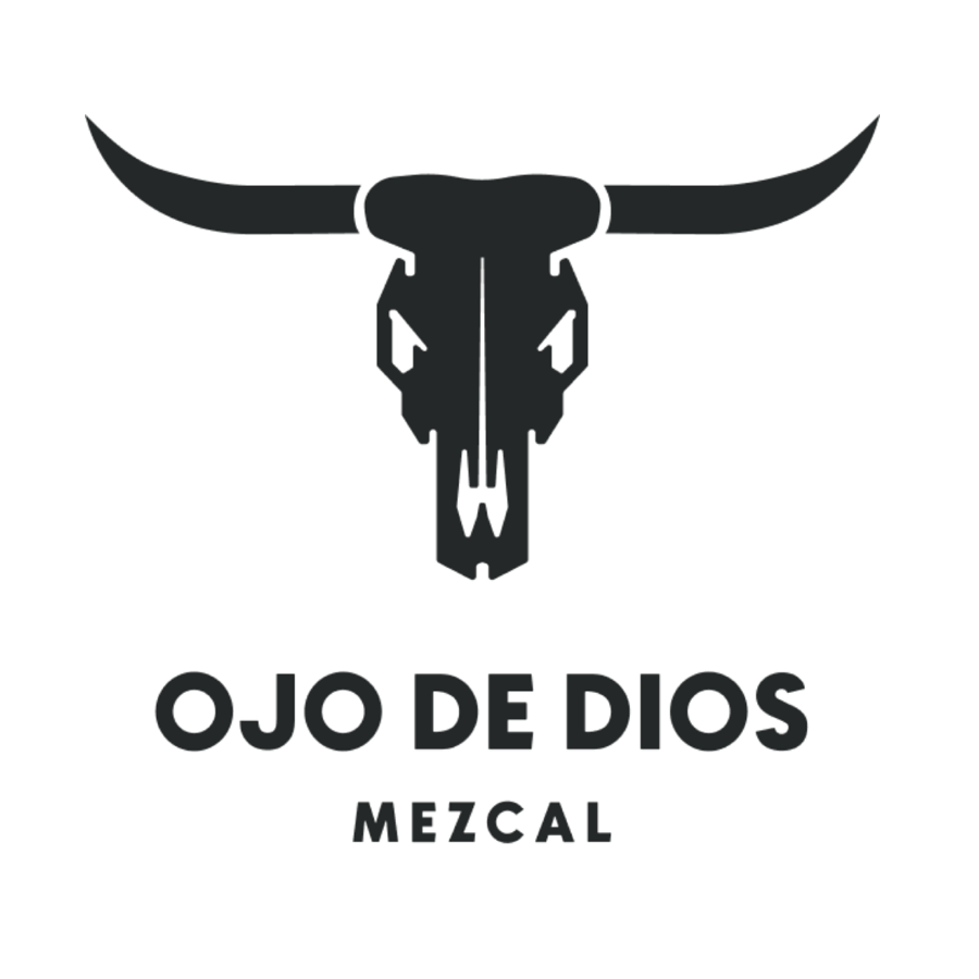 Logotipo en negro con una figura de un cráneo de toro y las palabras 'OJO DE DIOS' y 'MEZCAL'.