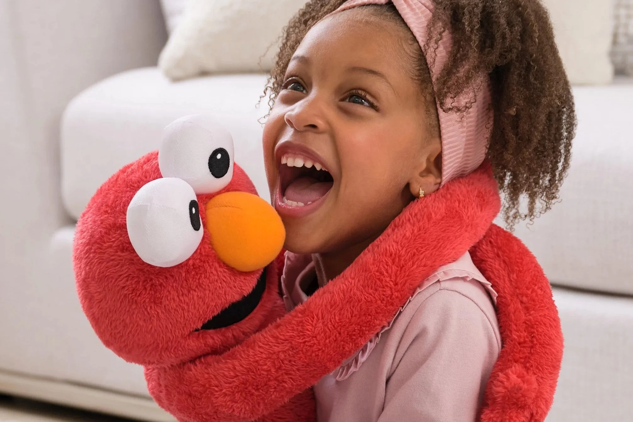 681147050778_20150512_14+Inch_Hug+A+Moves+Elmo_GBL_Product_15.jpg