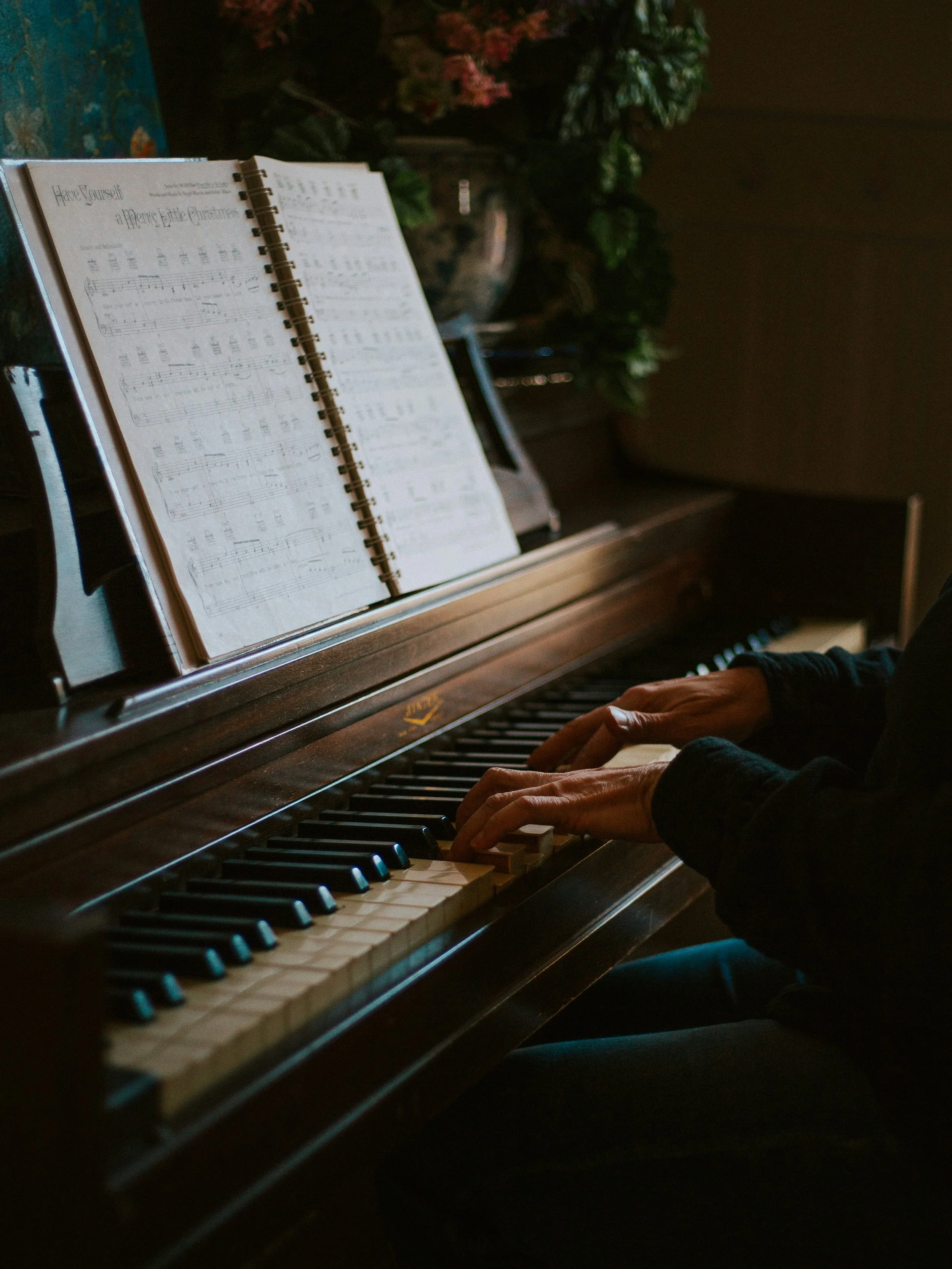 Marian Lamoureux Hinsdale at the piano