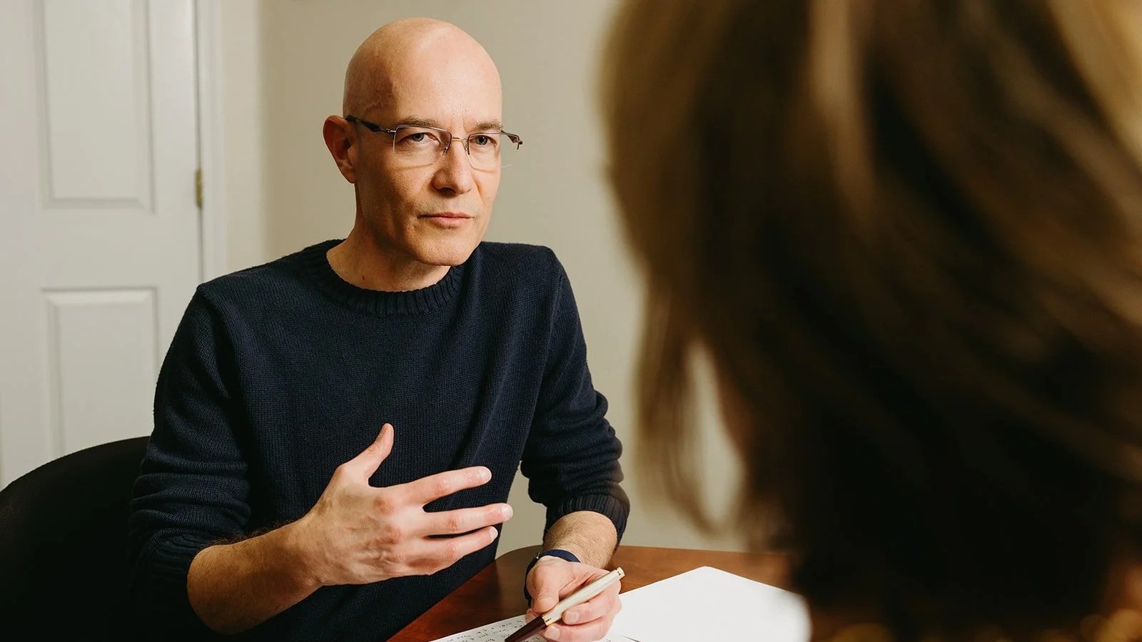 Renaud Gauthier advising a client.
