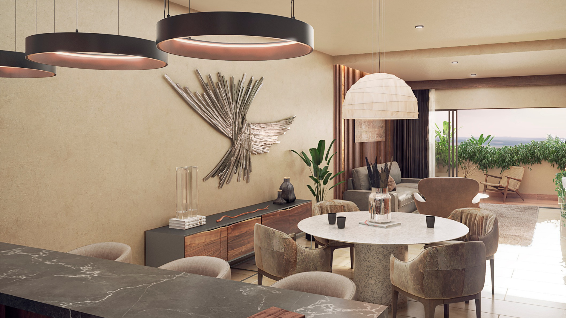 Interior de una sala de estar moderna con lámparas de techo negras y una lámpara colgante blanca, una mesa redonda de mármol y sillas tapizadas en tonos neutros, con plantas y muebles de madera en el fondo y vista al exterior con espacio abierto y plantas verdes.