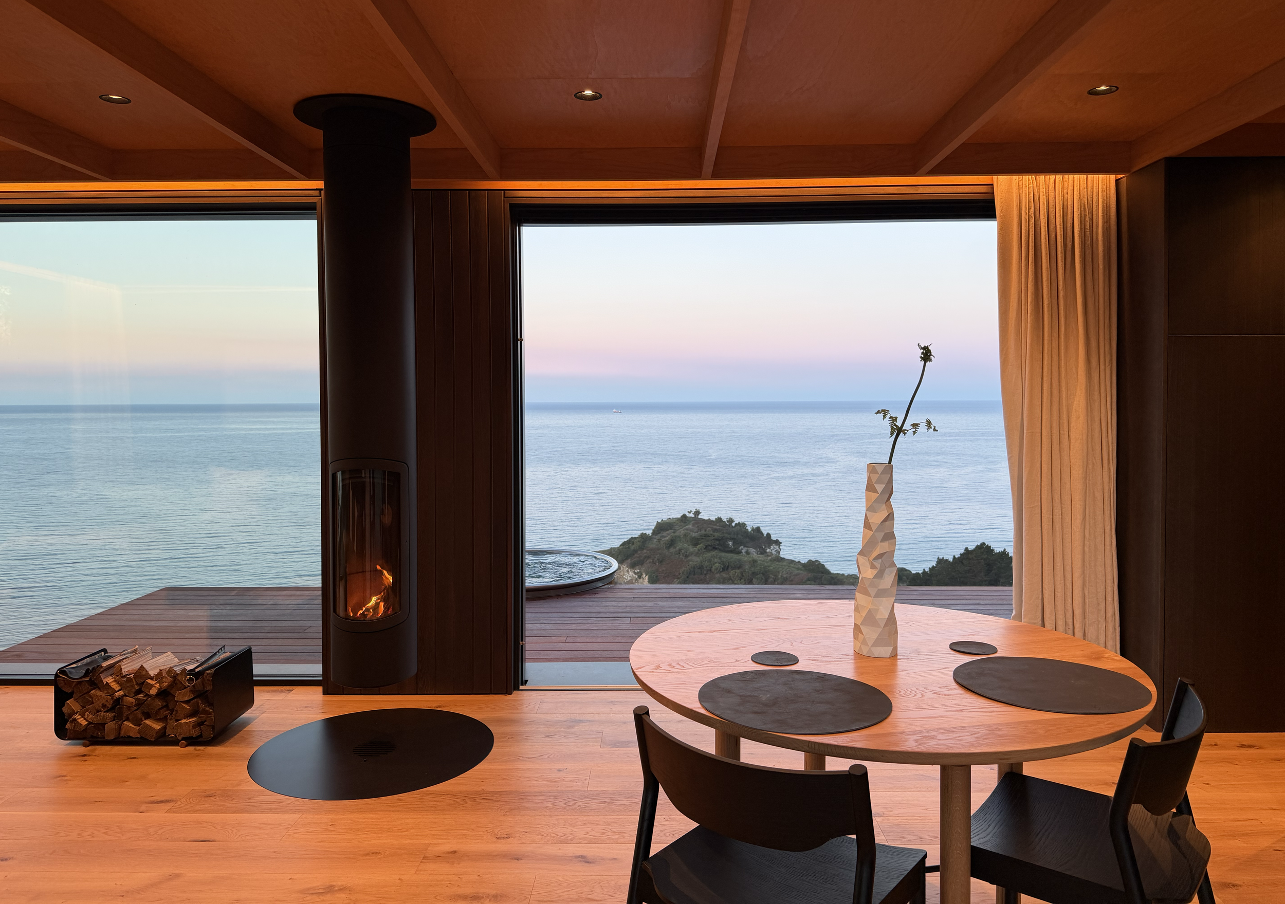 Wood fire, hot tub and expansive views of the ocean.