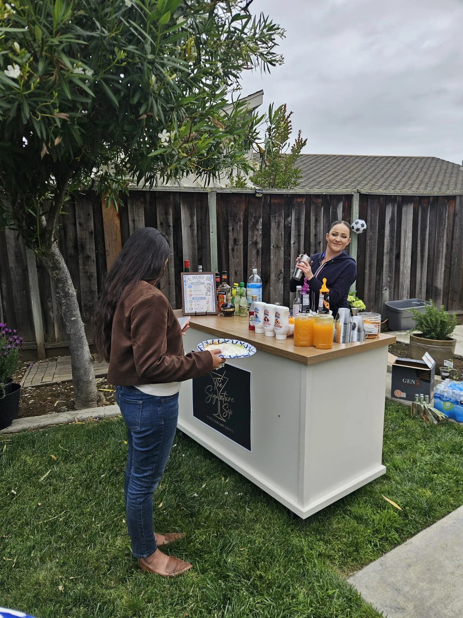 Luxury mobile bar cart service in the San Francisco Bay Area. Bespoke cocktails for weddings, corporate events & private parties. TIPS certified & fully insured.