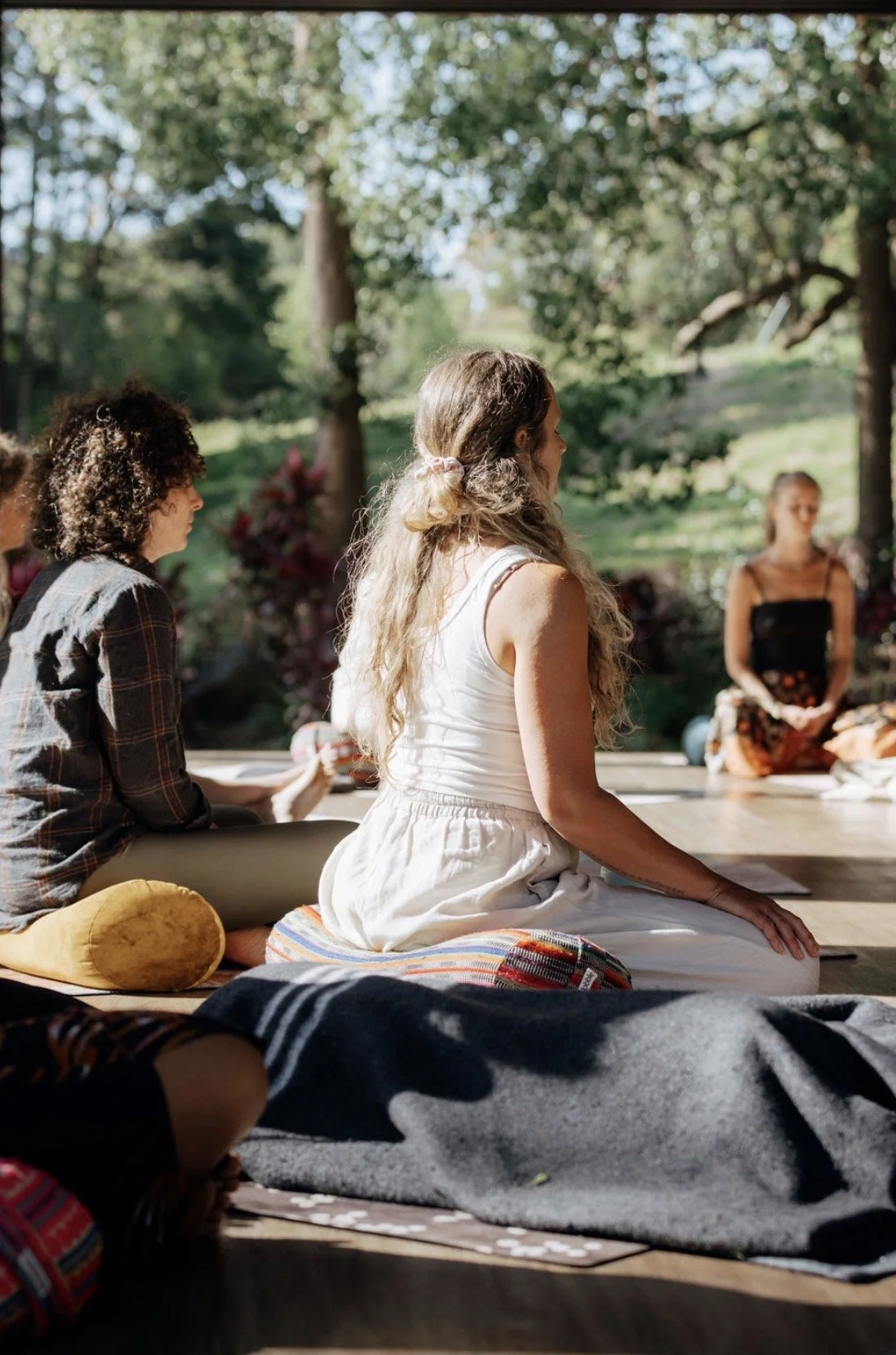 Rachael Sardelich Creative Retreats meditating image