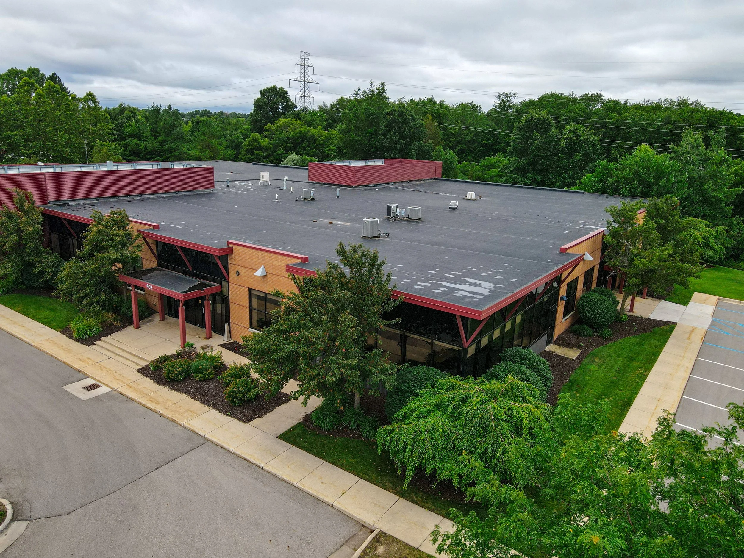 Commercial office property located at 1575 Arboretum Drive SE in Grand Rapids, Michigan. Past commercial real estate transaction successfully represented by Erin Peterson.