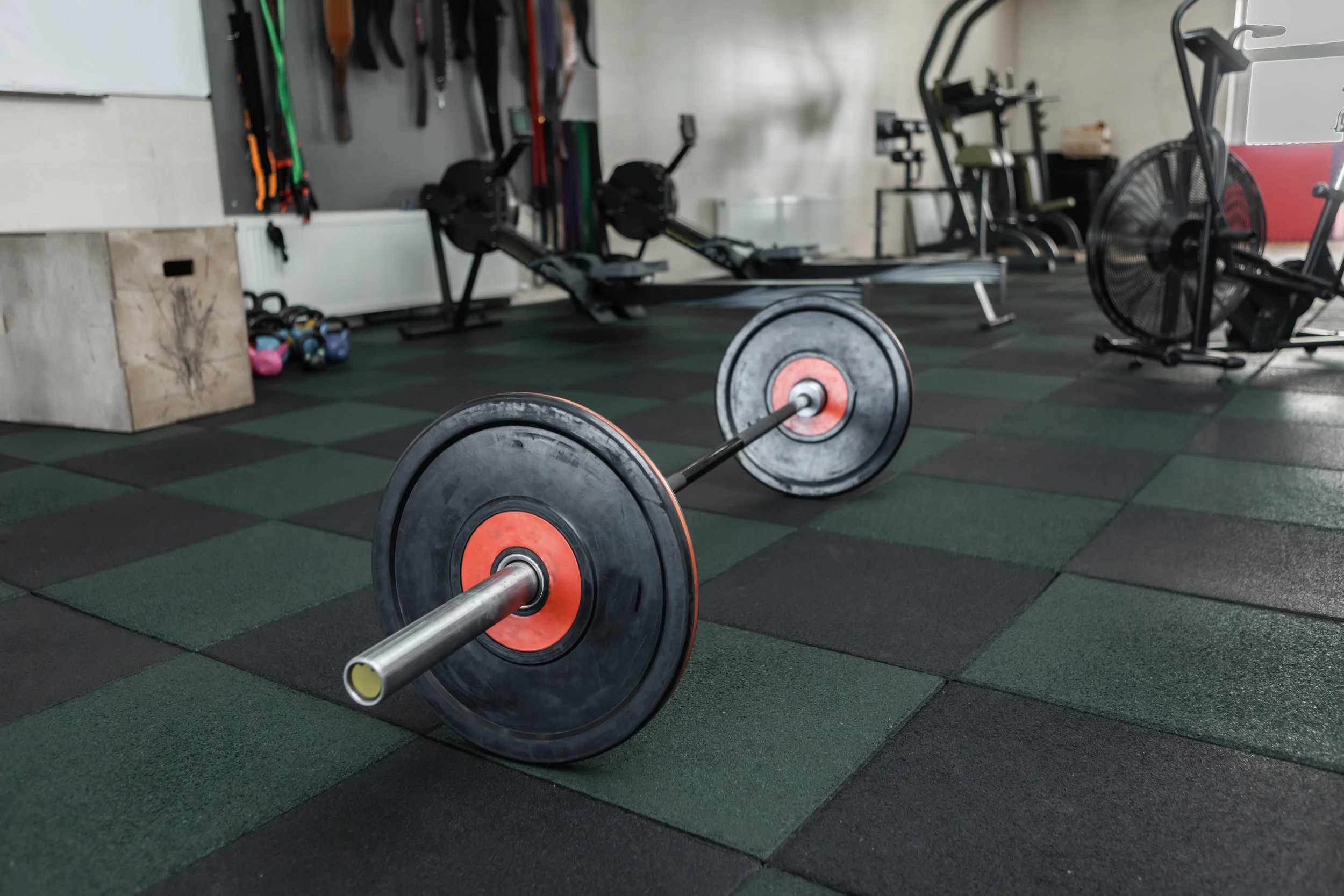 close-up-barbell-modern-gym-functional-cross-training.jpg