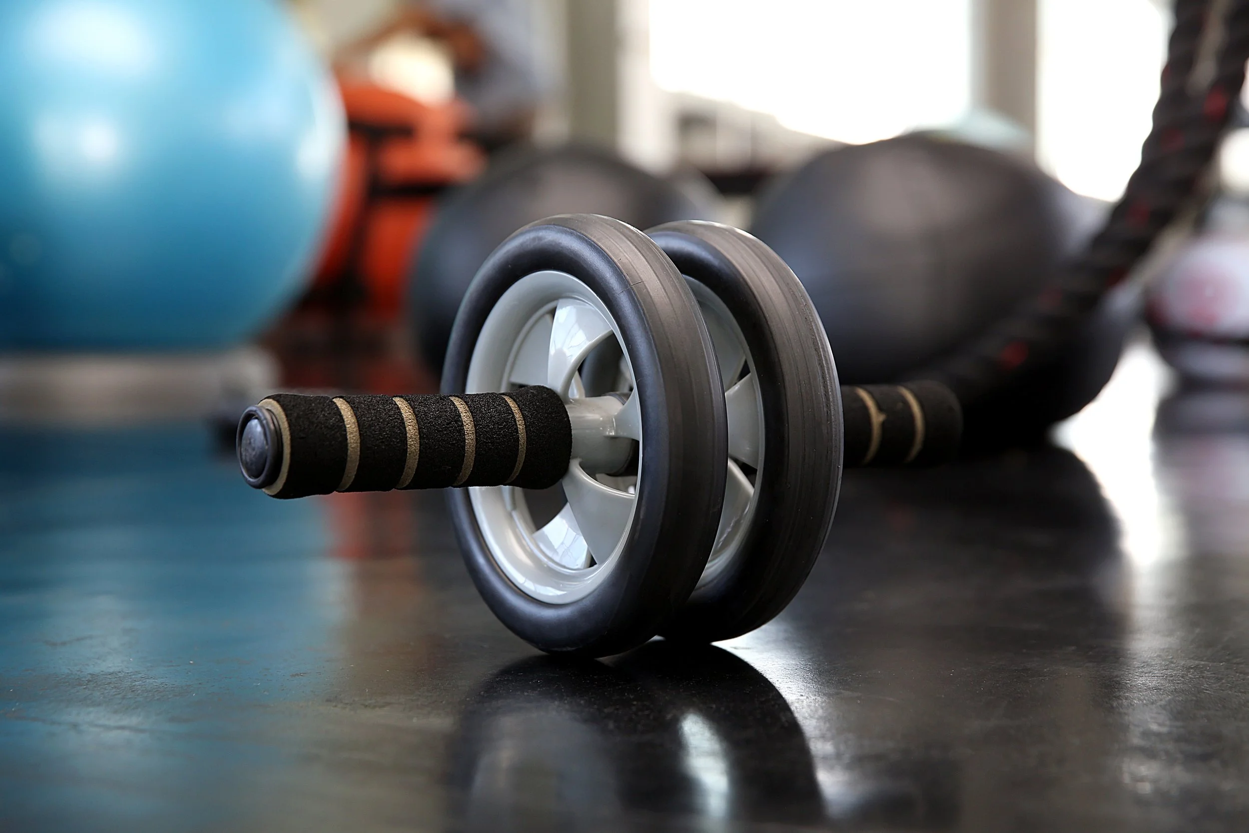 closeup_fitness_equipment_gym_exercise_wheel_gym_fitness_roller.jpg