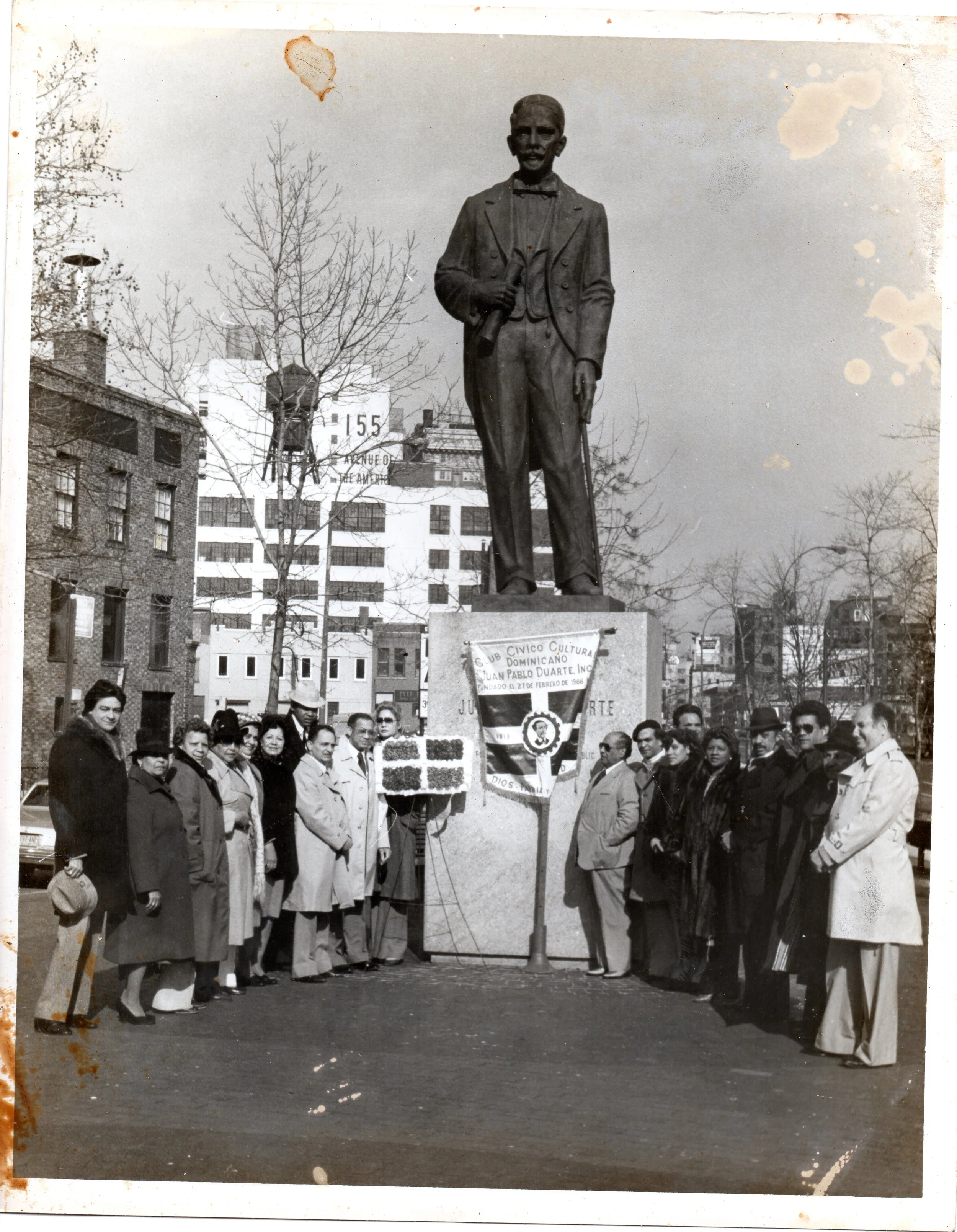 Fotografía histórica de los miembros que impulsaron la creación de la estatua de Juan Pablo Duarte en Nueva York, entre ellos Víctor Liriano, utilizada en el documental Volver o Partir.