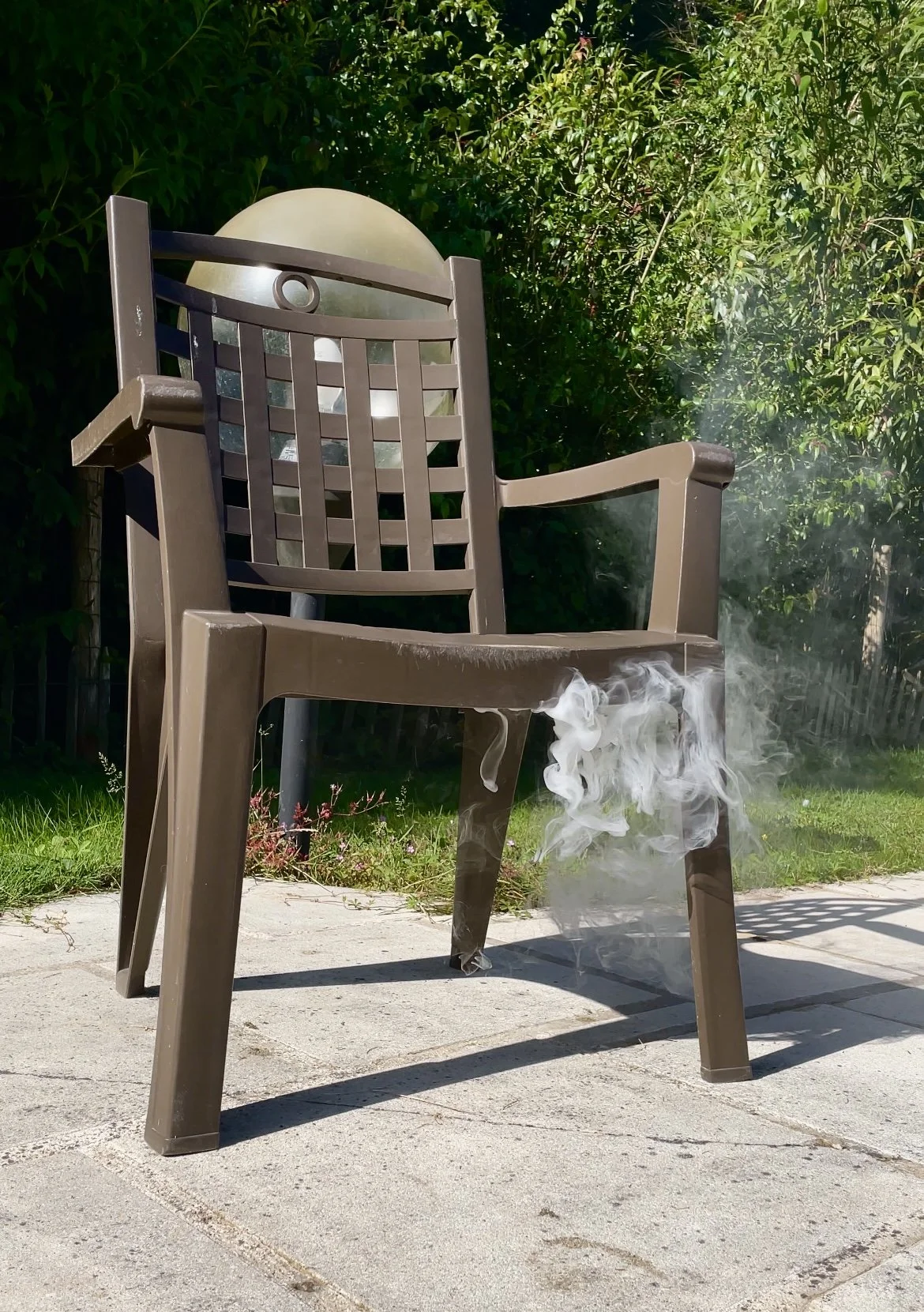 Une chaise en plastique brune avec de la vapeur s'échappant de l'assise, illustrant la simulation de déplacement d'un panache en nosework