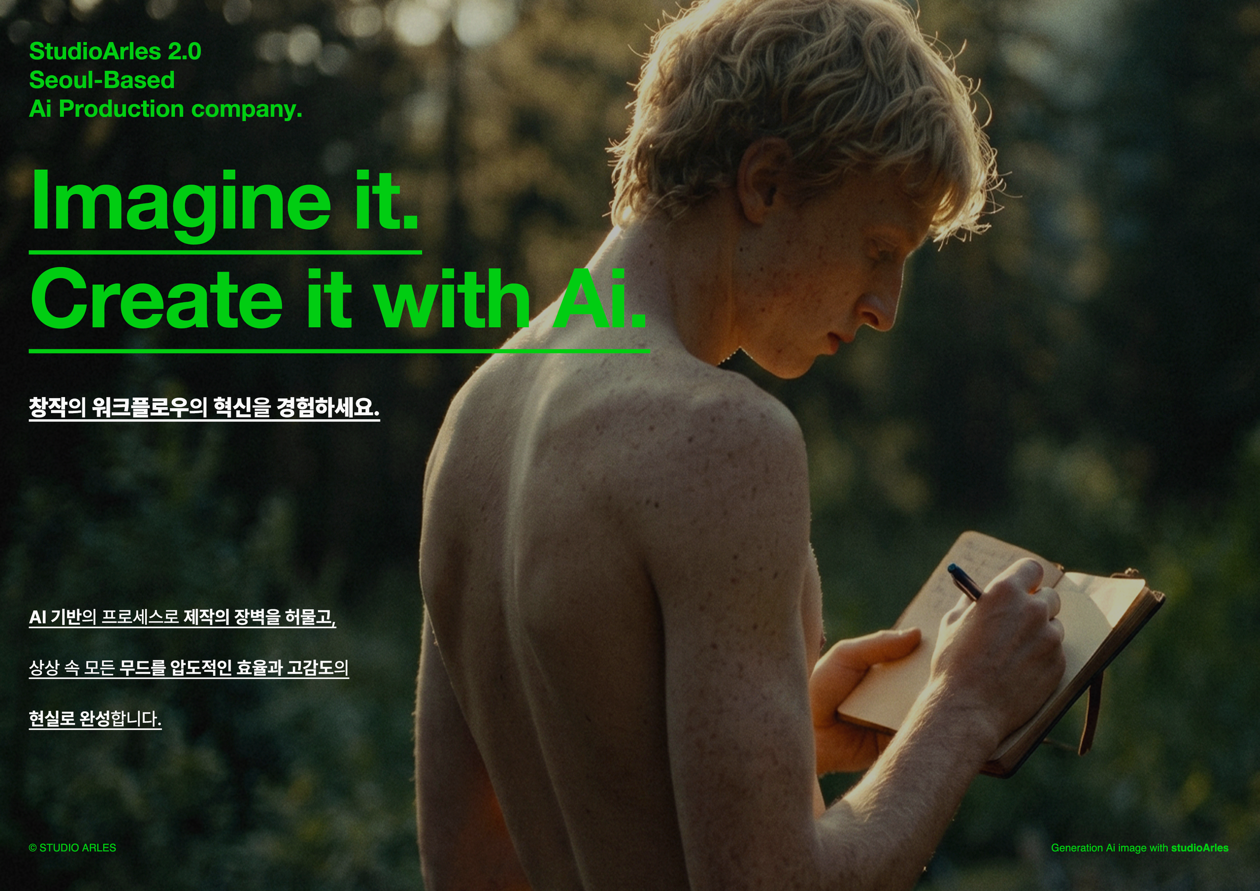 공원에서 노트북과 펜을 들고 있는 금발 여성의 측면 모습