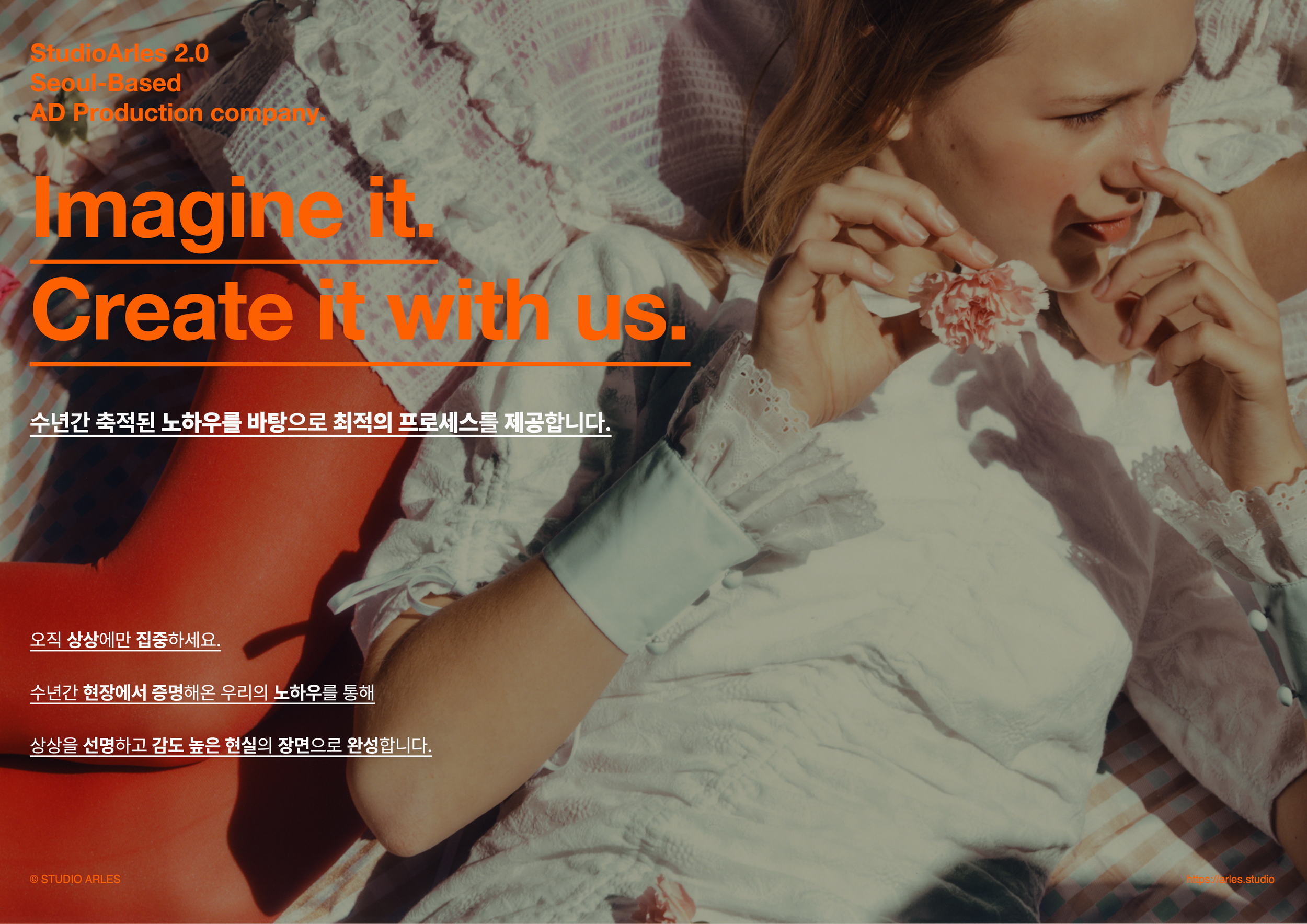 어린 소녀가 꽃을 들고 웃고 있는 모습, 흰색 블라우스와 체크무늬 치마를 입고 있으며 햇빛 아래에 누워 있다.