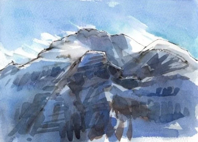 Wasserfarbige Aquarellzeichnung eines schneebedeckten Berges gegen den blauen Himmel.