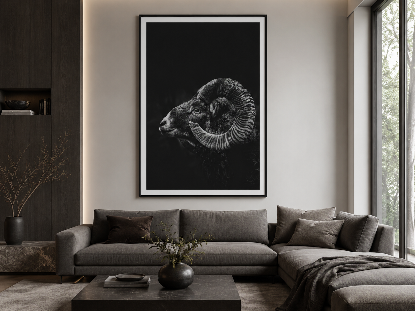 Moderner Wohnzimmerraum mit grauer Sofa, dunklem Holzregal, großer schwarzer und weißer Rammler-Fotodruck an der Wand und großem Fenster mit Ausblick nach draußen.