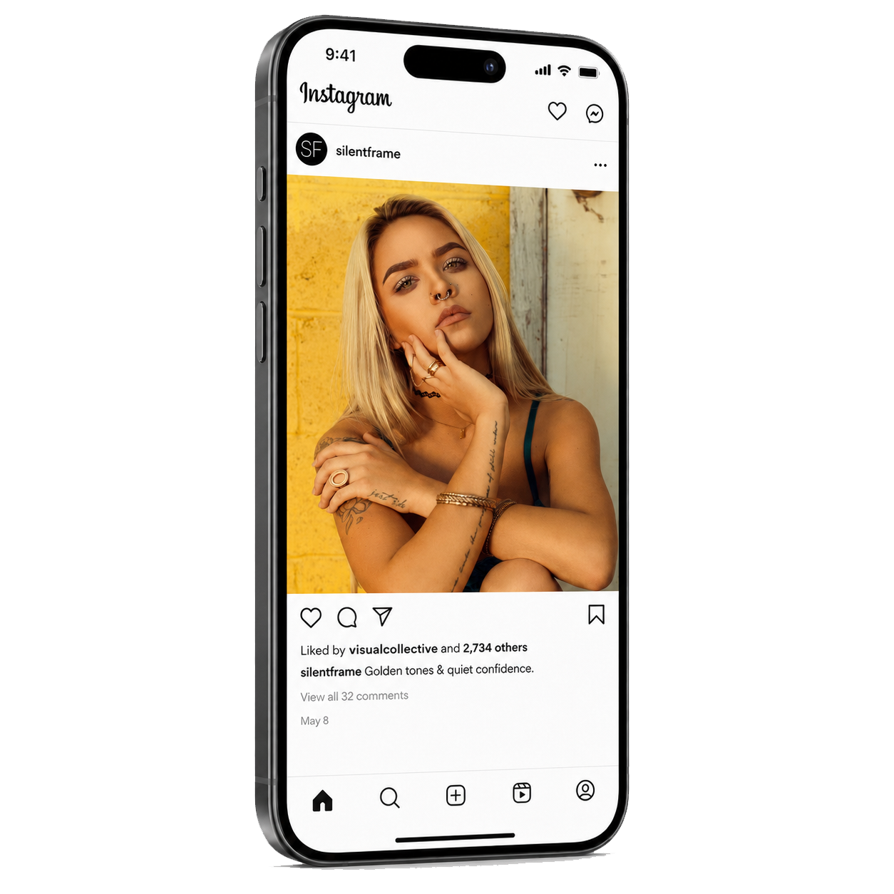 Smartphone zeigt einen Instagram-Post mit einem Portrait einer jungen Frau mit blonden Haaren, Tattoos und Schmuck, vor einem gelben Hintergrund.