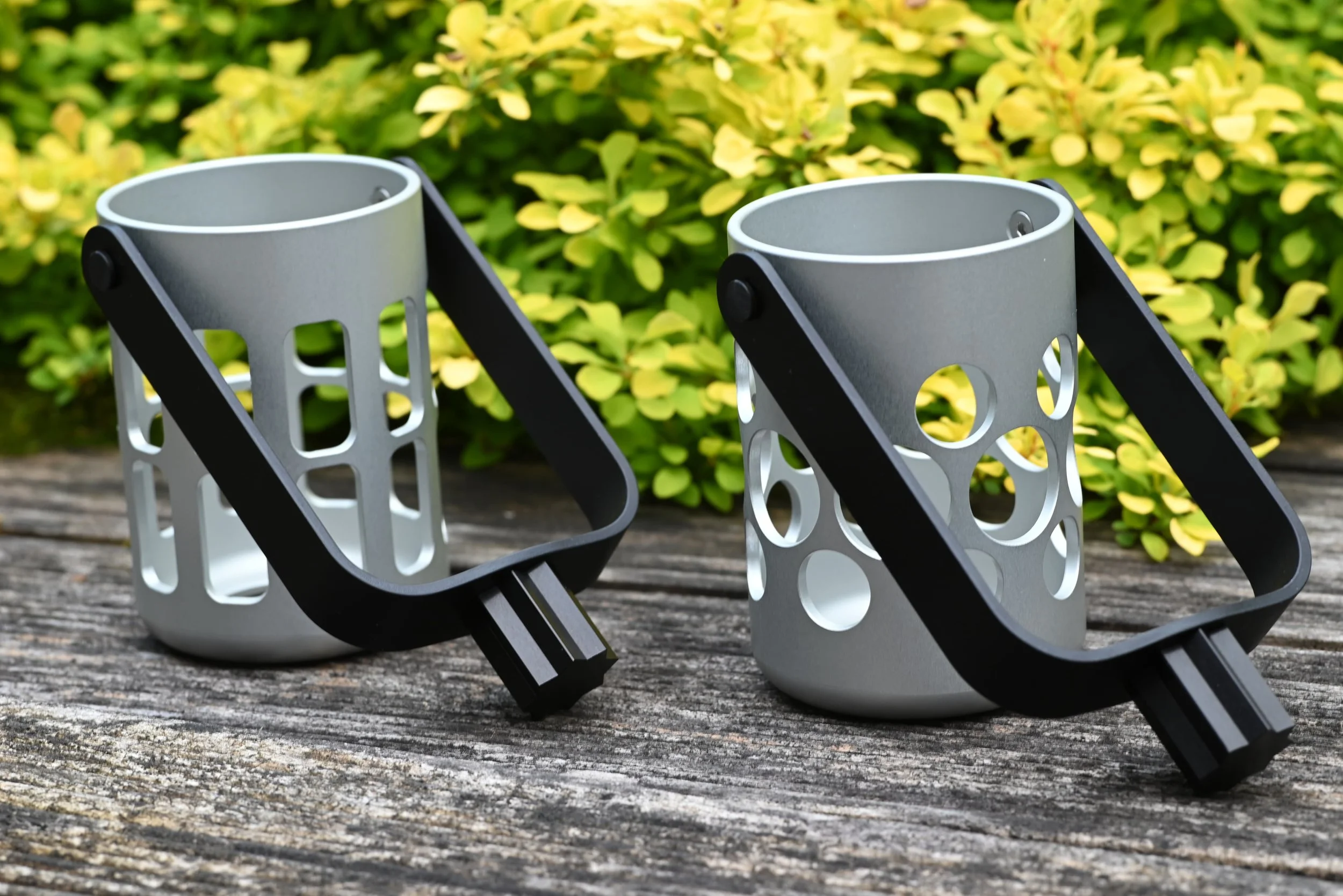 Gimballed cupholder