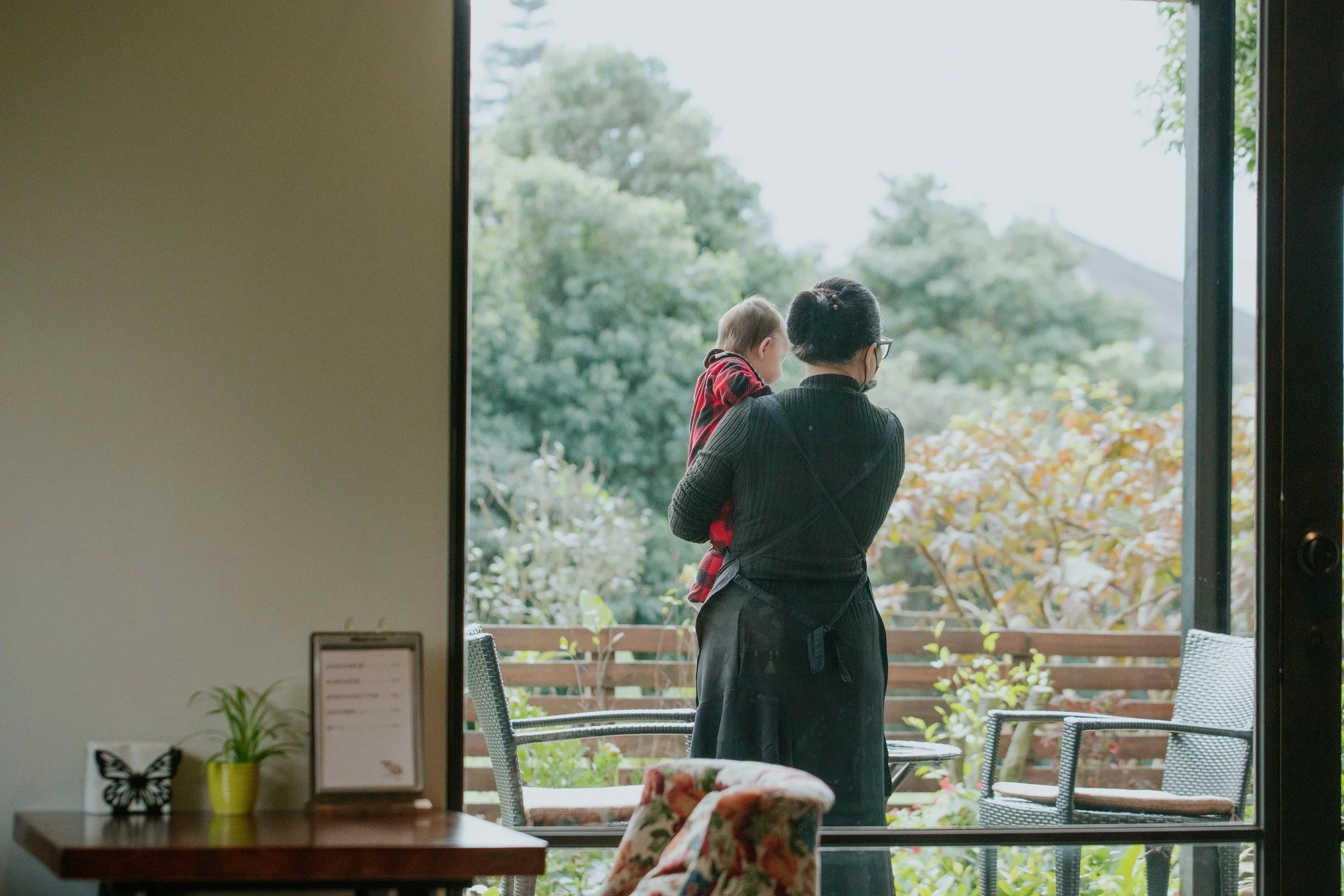 在女兒 9 個月大經歷退托，到現在 1 歲 5 個月終於在托嬰中心穩定下來，這幾個月像是一場漫長的戰鬥。

趁著過年前，先生請了天假，我們終於有了久違的獨處時間。原本只是往金山路上碰巧路過「三月初六」，卻在這裡找回了安靜。

看著老闆娘抱著外國小外甥望向窗外的風景，那一幕美得讓我忍不住拿起相機。那一刻我在想：未來的我和先生會是什麼光景？

我們都還在學習當稱職的父母，努力賺錢養家，卻常常忘了在「父母」的身分之前，我們首先是「夫妻」。來到山裡，才想起要好好珍惜身邊這個陪我戰鬥的人。

#三月初六 